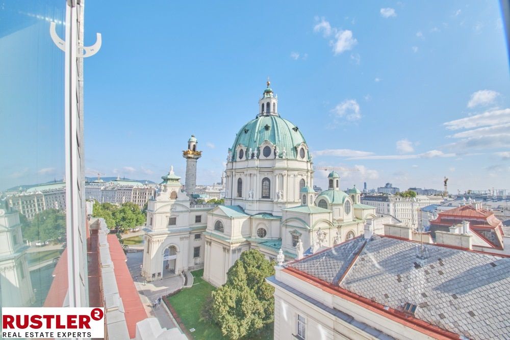 TRAUMHAFTE DG-WOHNUNG MIT BLICK AUF DIE KARLSKIRCHE!
