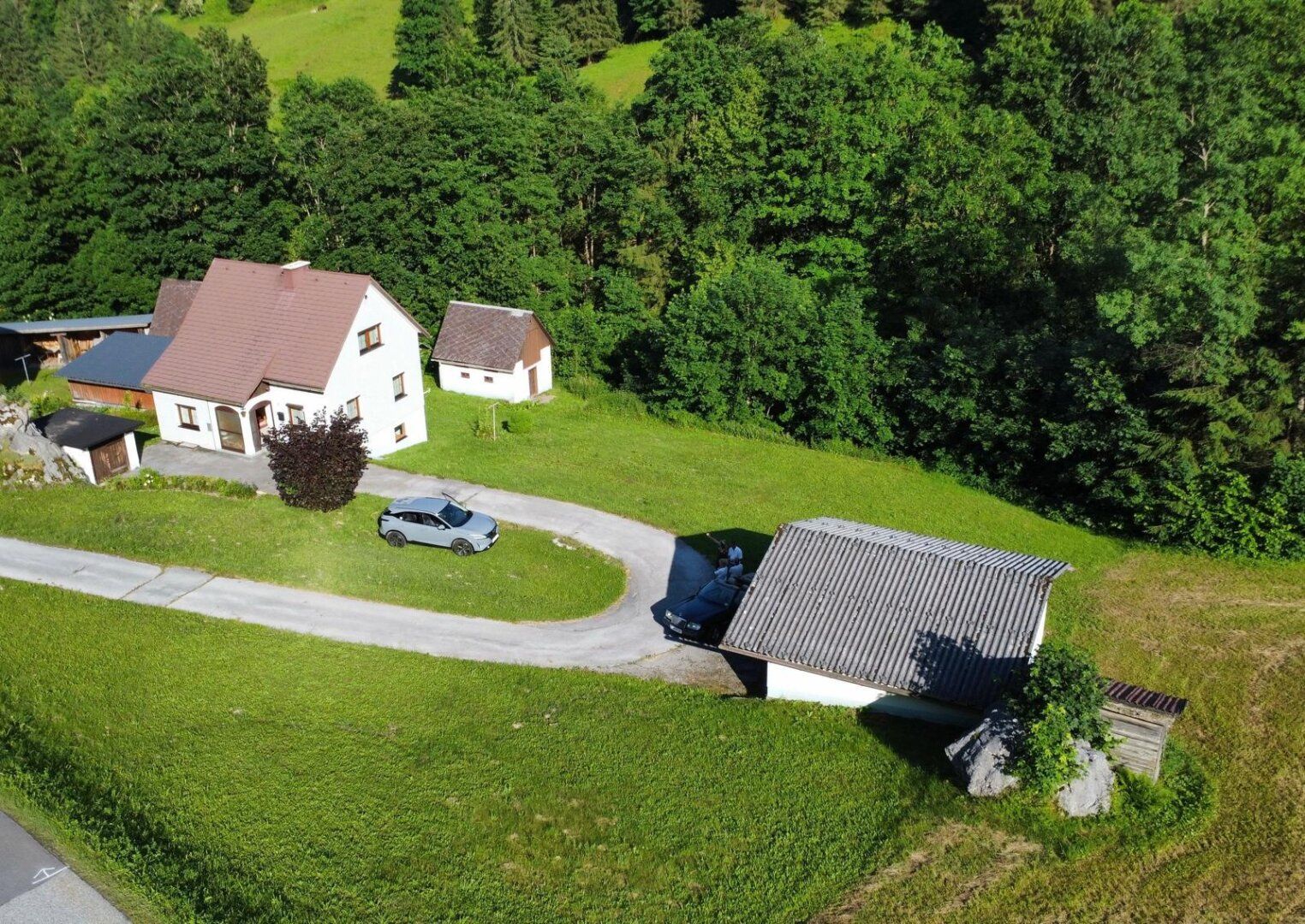 Wohnhaus mit Doppelgarage in absoluter Ruhelage mit herrlichem Blick auf die Berge und in die Natur!
