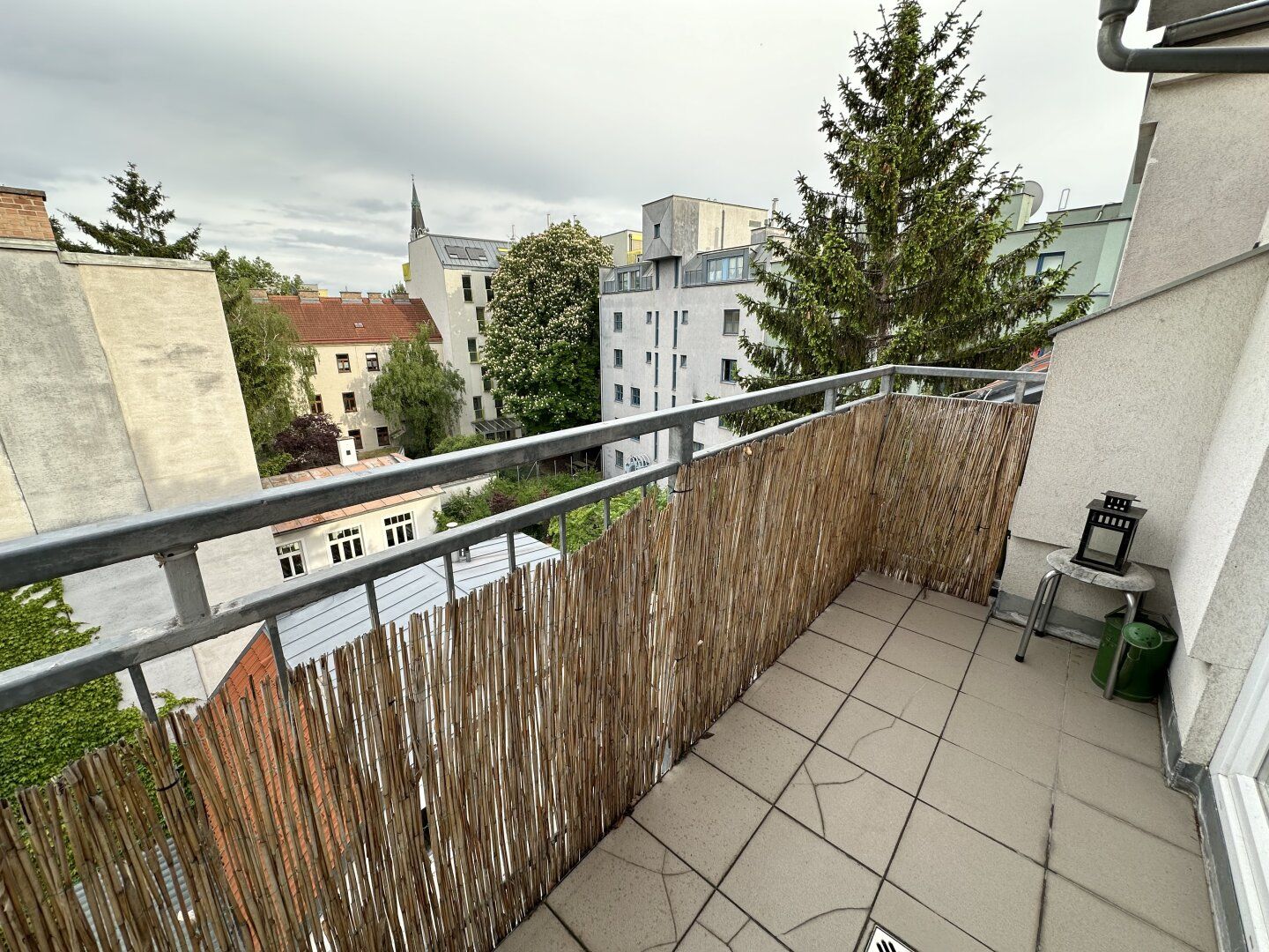 3 Zimmer DG-Wohnung mit Balkon!