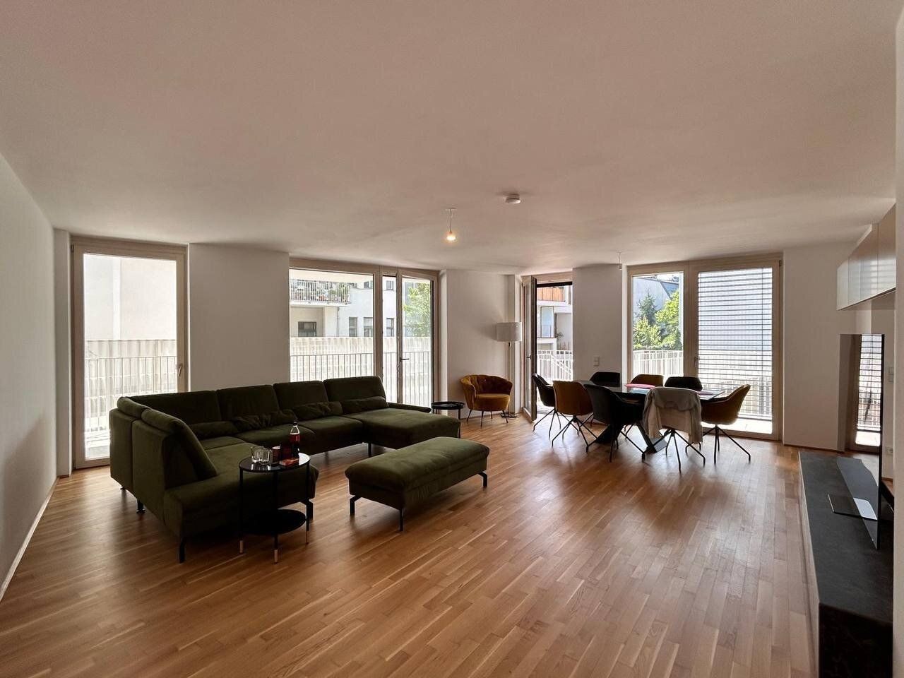Möblierte 4-Zimmer-Mietwohnung mit Balkon im 