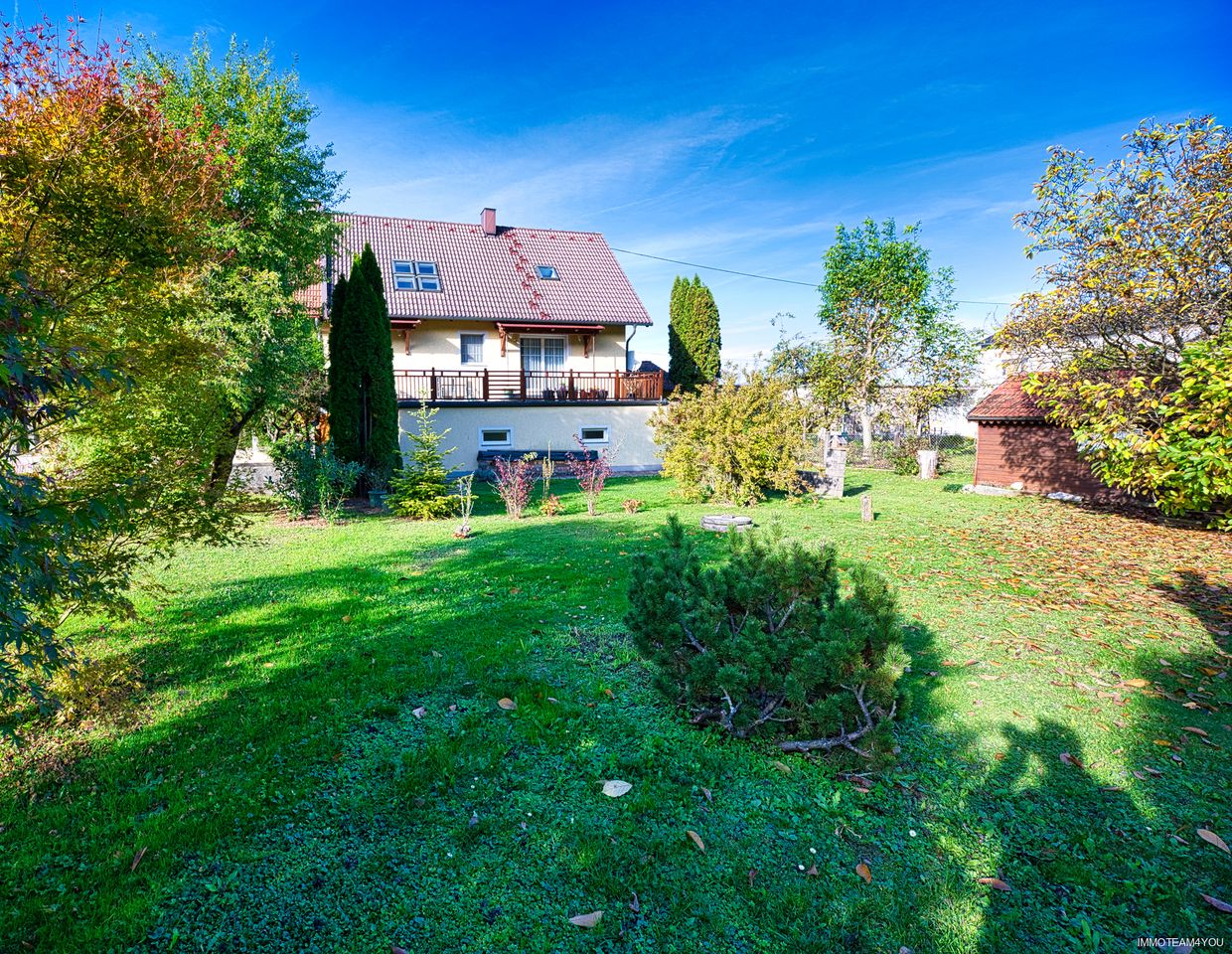 Ihr neues Paradies: Haus mit zwei Wohneinheiten und 2776 m2 Grundfläche.