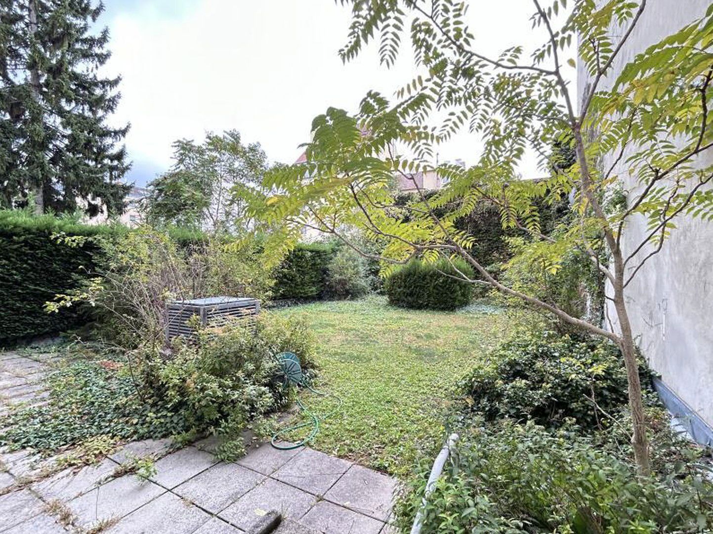 Schöne ruhige Wohnung mit Blick in den Hausgarten, mit Garage, barrierefrei