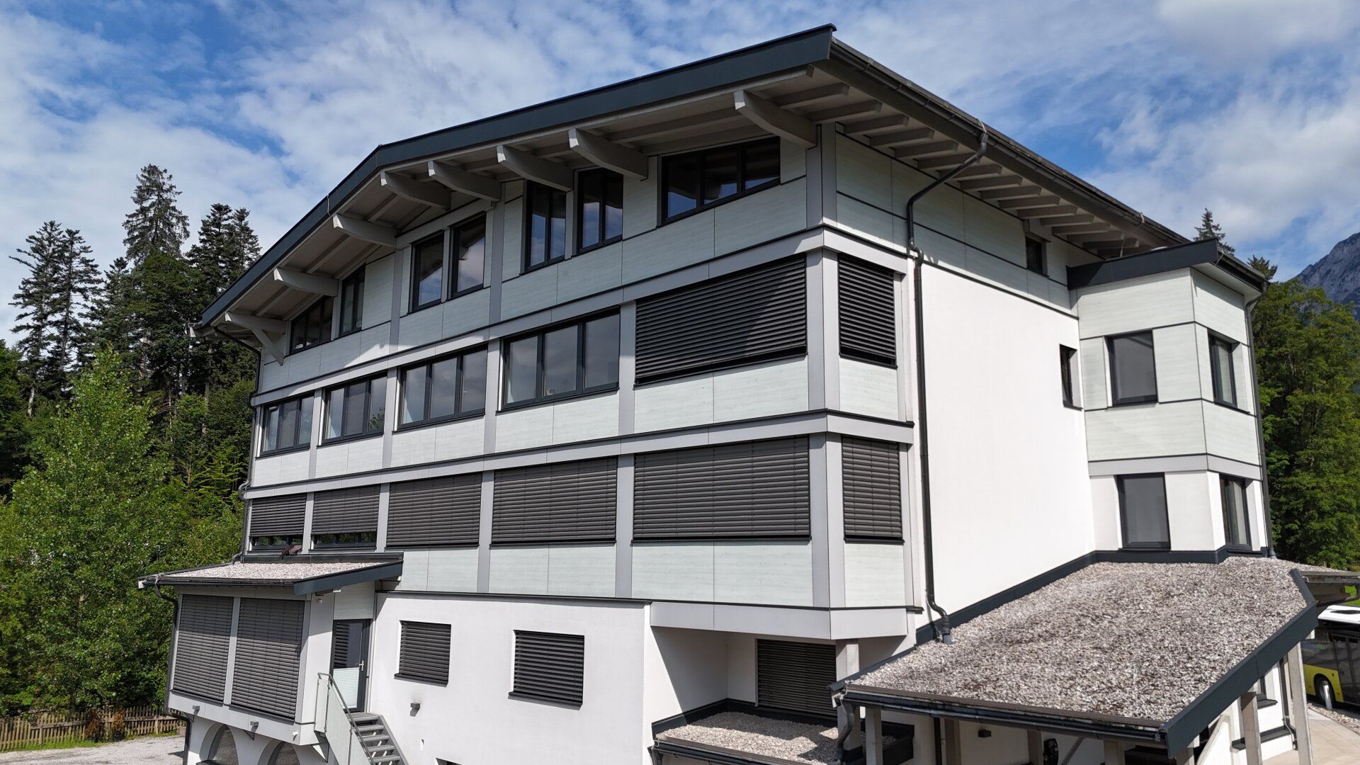 Dachgeschosswohnung mit alpinem Charakter - Erstbezug