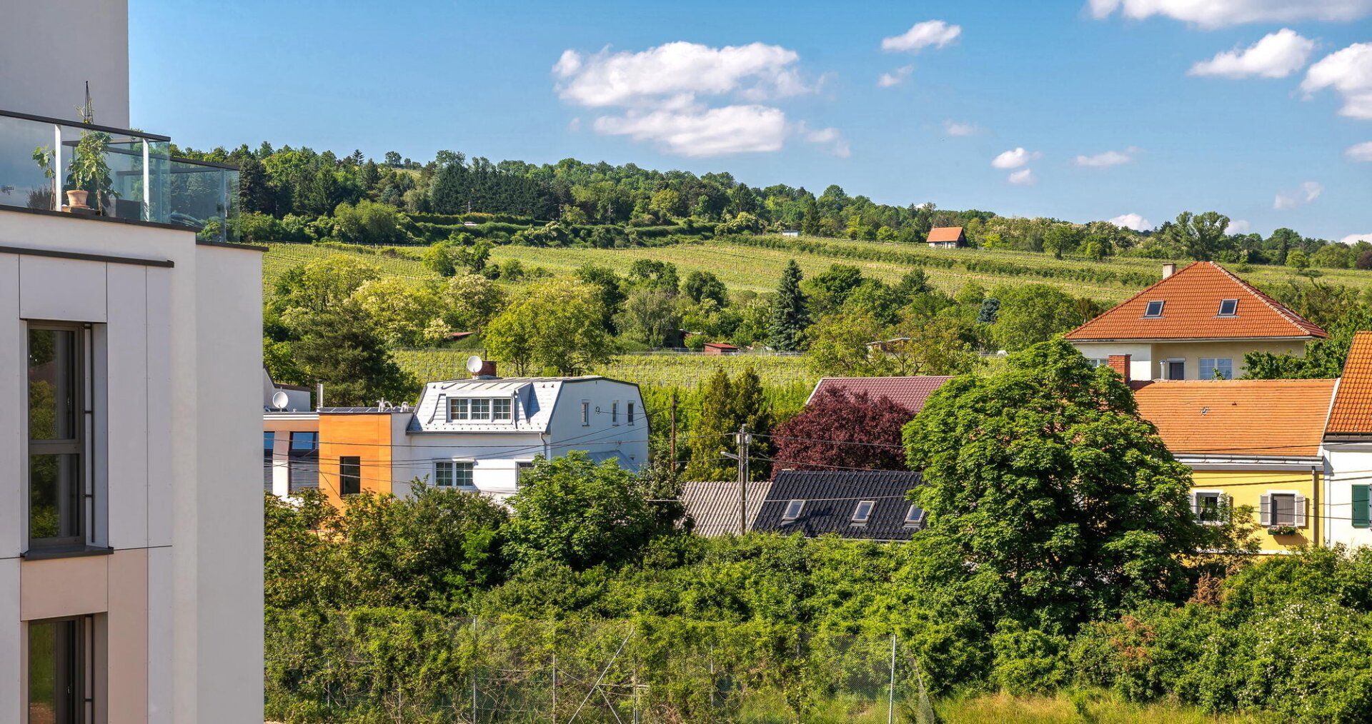 Balkonwohnung mit Bisamberg-Blick - Schwimmbad und Sauna im Haus. PROVISIONSFREI