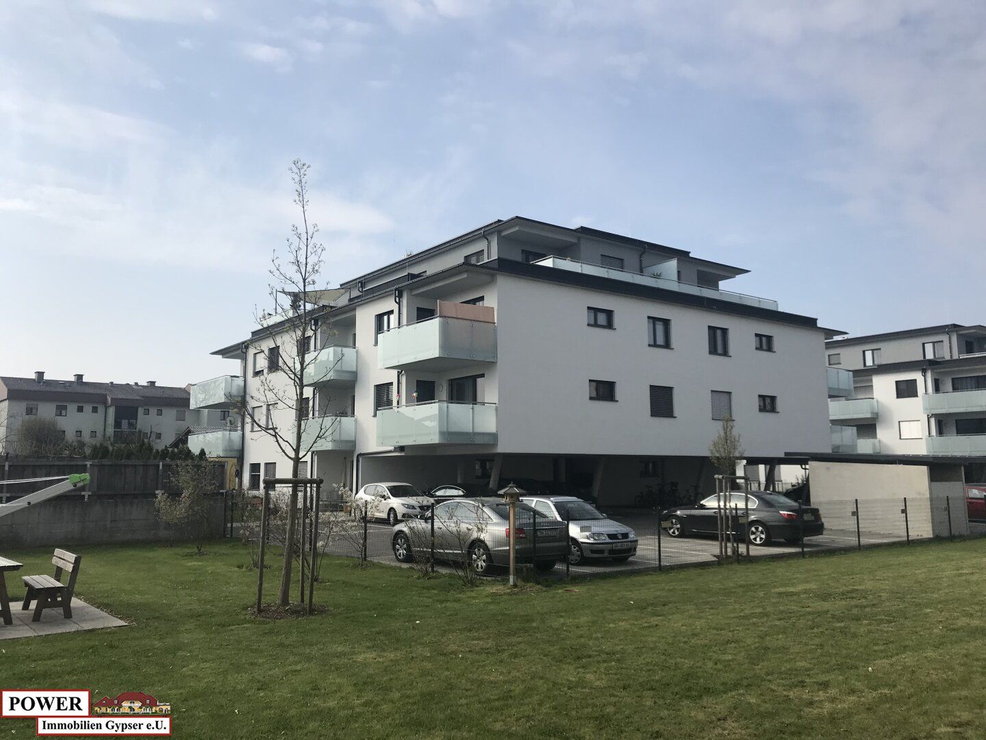 Die perfekte Familienwohnung mit 2 großzügigen Balkonen & Carport!
