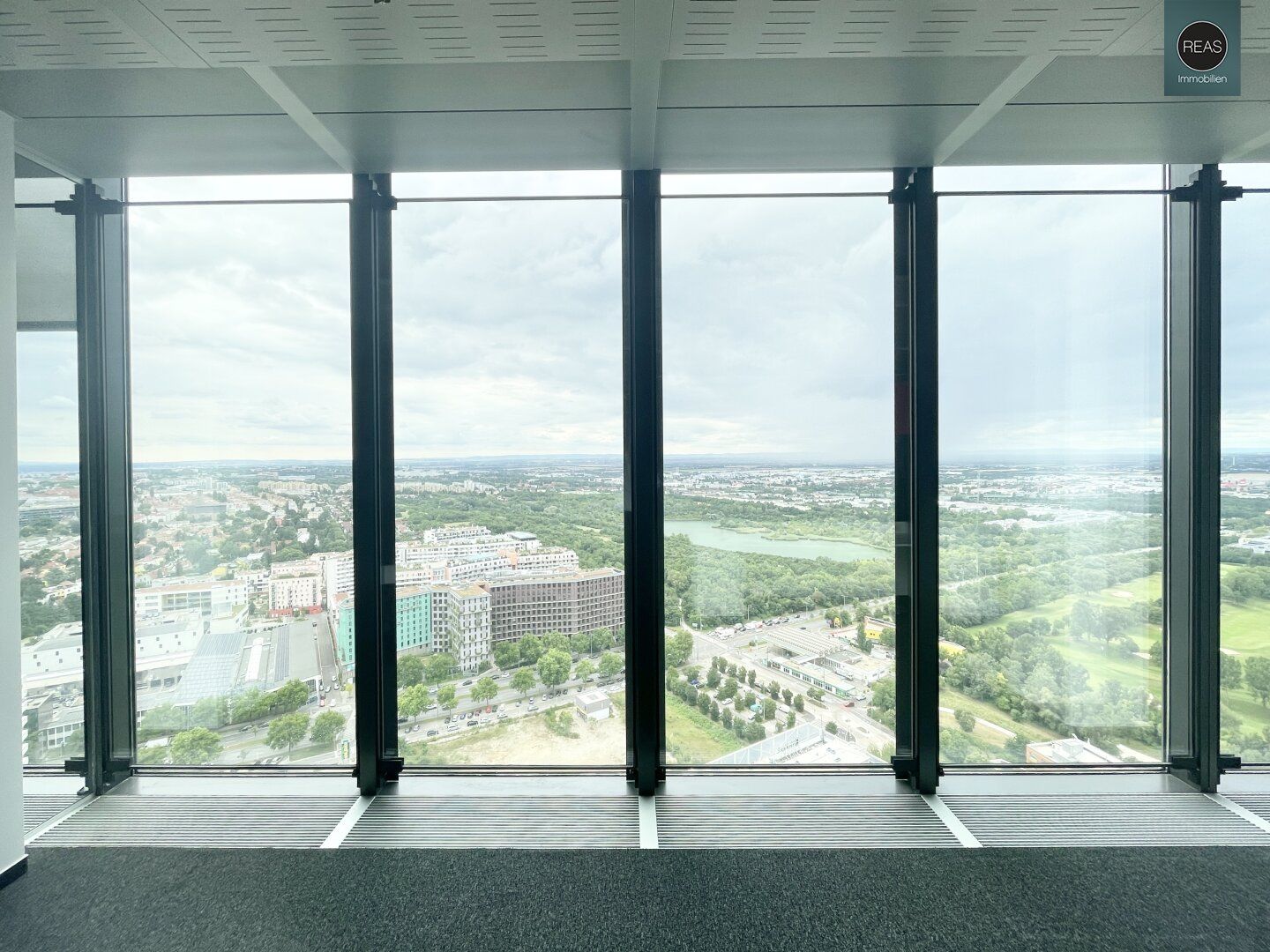 Komplette Etage im Hochhaus mit ausgezeichneter Infrastruktur und Panoramablick! - Mehr