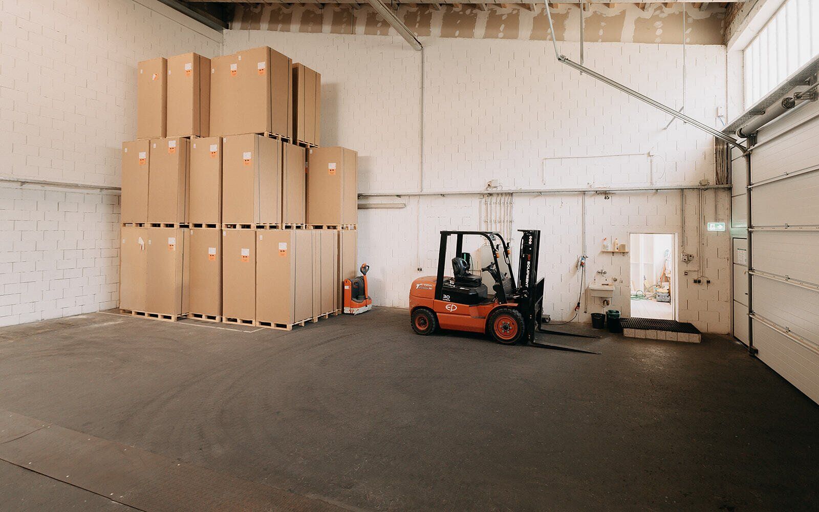 Zirl / Tirol: 255,60 m² Lagerhalle, 184 m² Büro und 740 m² Außenlager - A12 Abfahrt Zirl West - Mehr