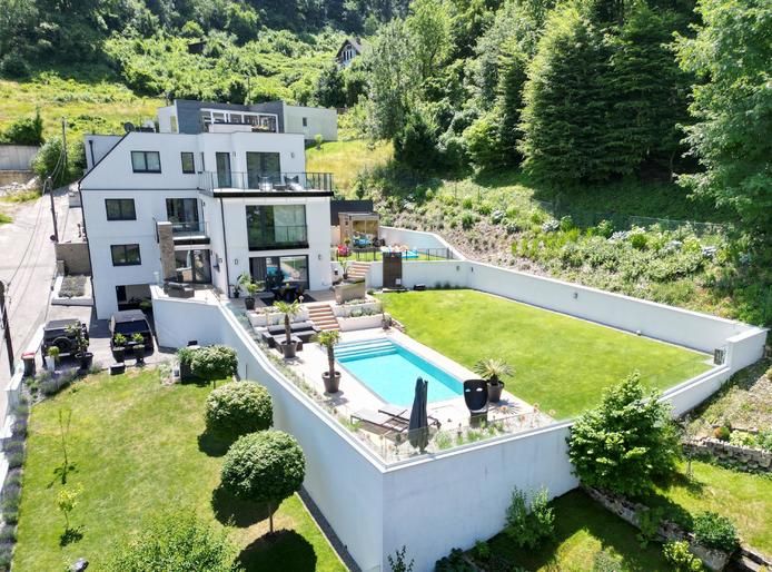 Elevated Living: VILLA MIT SALZWASSERPOOL, AUFZUG & HERRLICHEM AUSBLICK