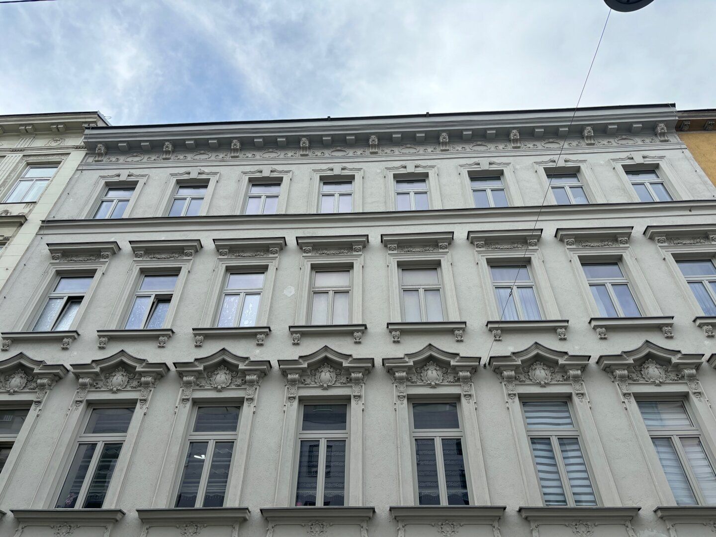 SONNIGE Wohnung mit KÜCHE + BALKON in schönem ALTBAU 1100 Wien