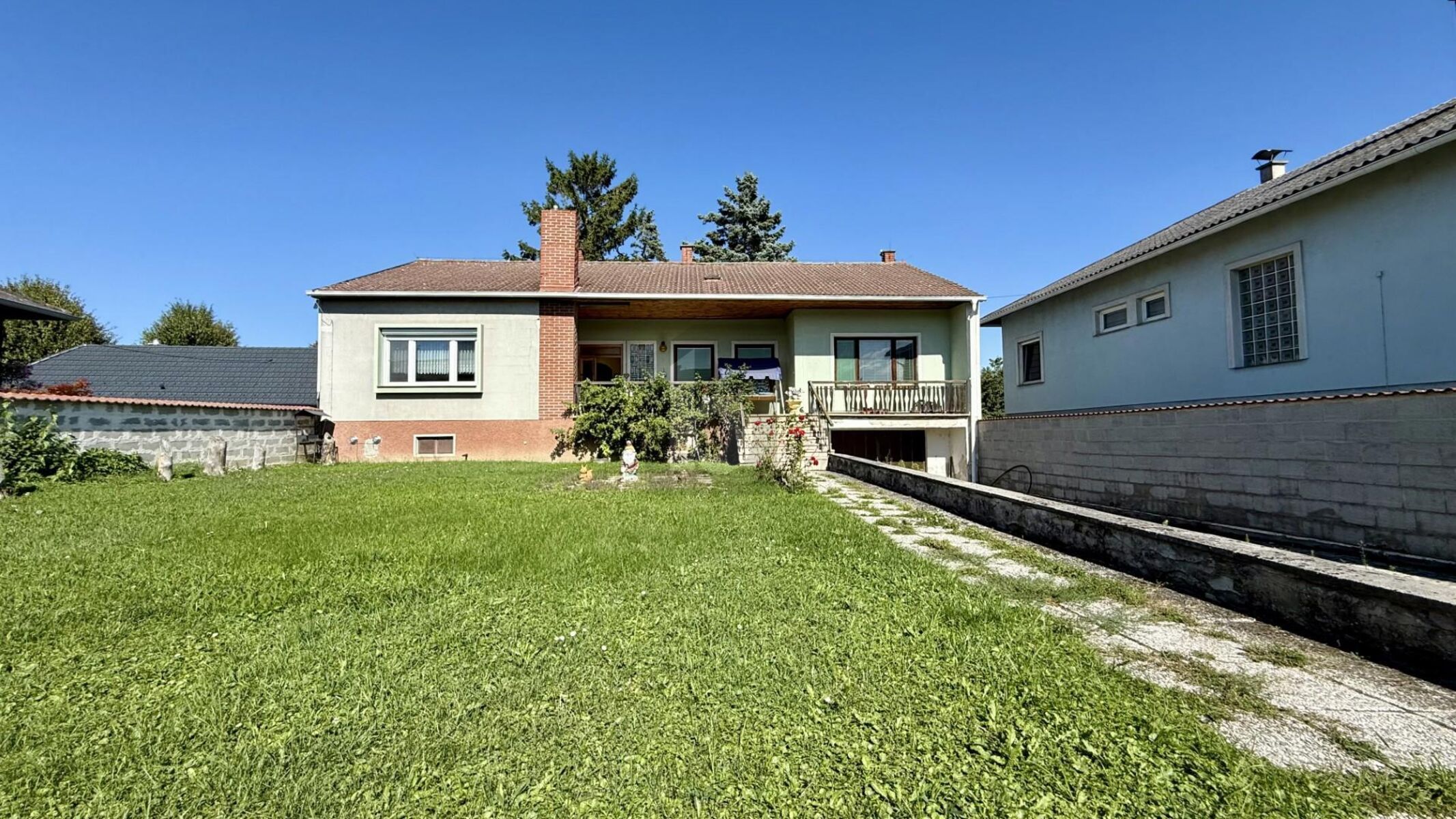 SONNIGER BUNGALOW MIT XXL KELLER UND TOP INFRASTRUKTUR
