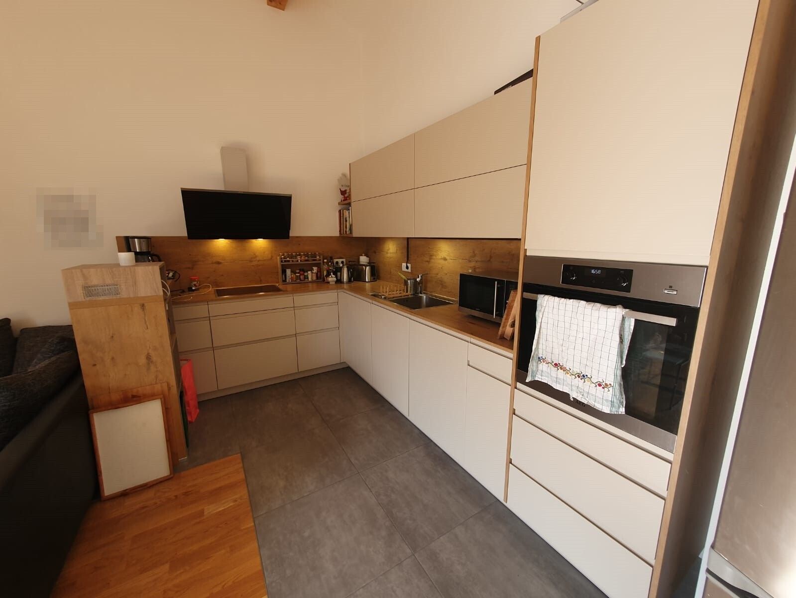 Schöne neuwertige 3-Zimmer Wohnung mit großer Dachterrasse !!!