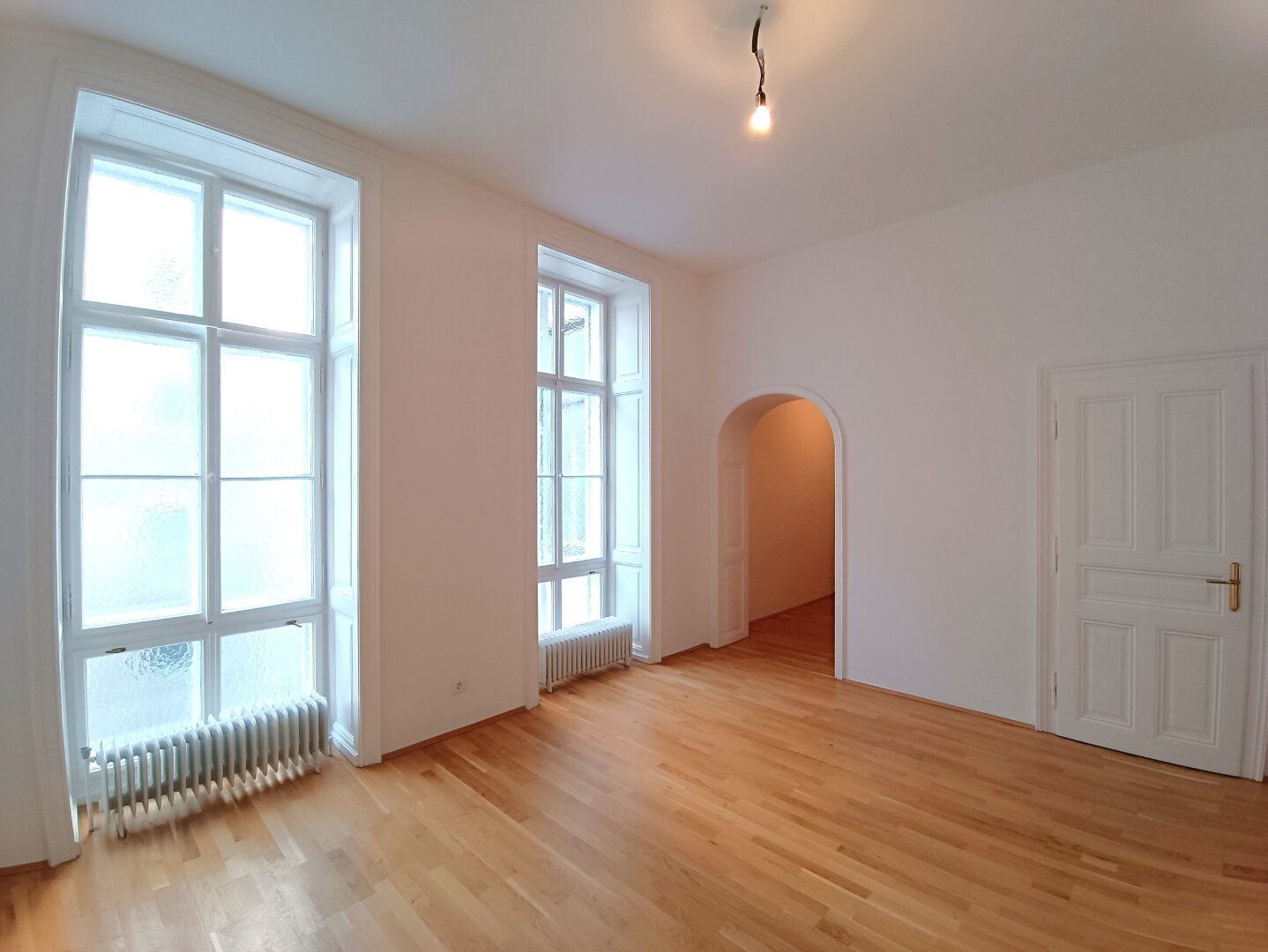 Großzügiges Altbaujuwel mit 4 Zimmer und rund 125 m² Wohnfläche! Nähe Servitenviertel und U4 Friedensbrücke!