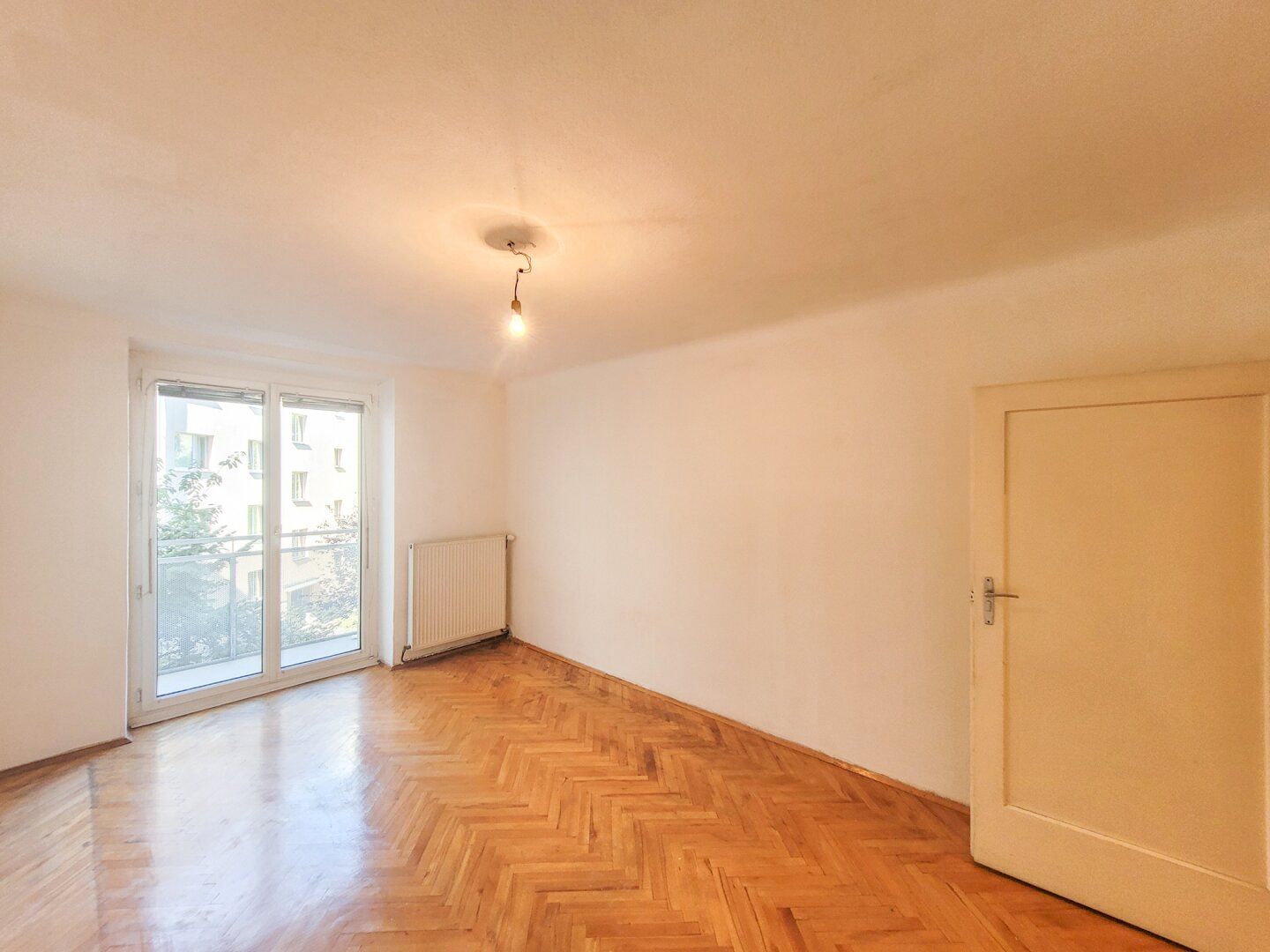 PROVISIONSFREI VOM EIGENTÜMER! UNSANIERTE SCHÖNE 4-ZIMMER WOHNUNG MIT BALKON!