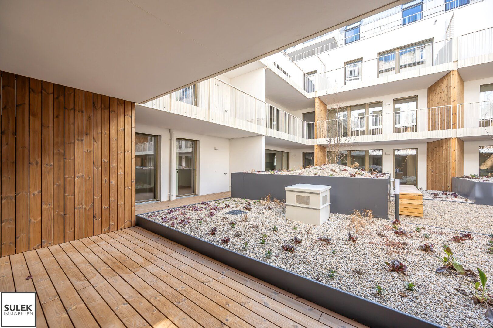 Beliebte Wohngegend: 2 Zimmer Erstbezug mit gutem Grundriss & Loggia mit Gartenfeeling - ab sofort!