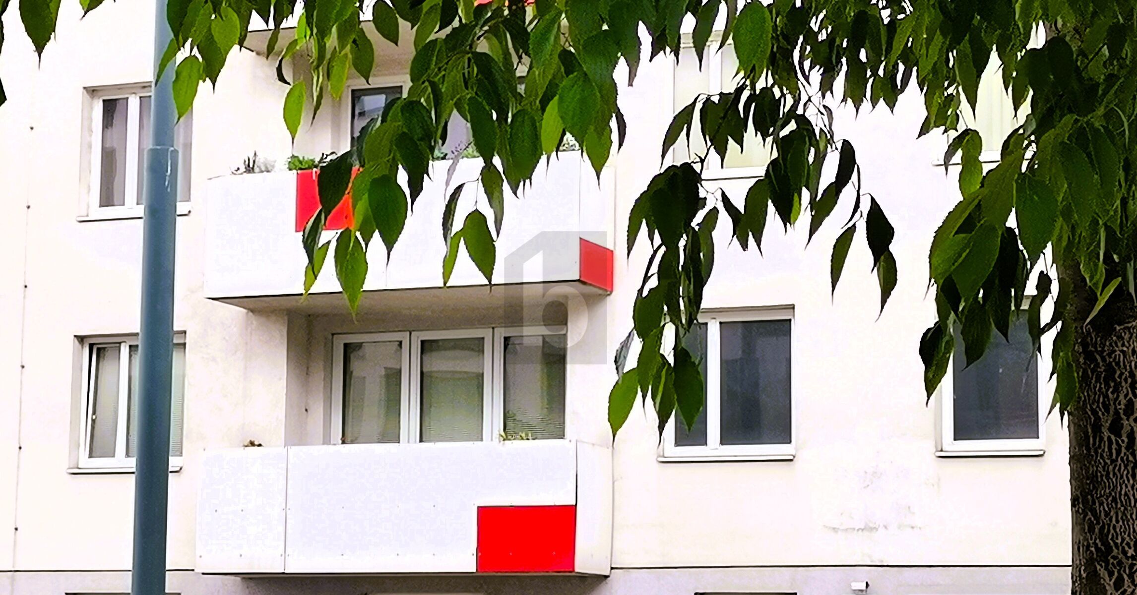 GERÄUMIG - VERKEHRSGÜNSTIG - MIT BALKON