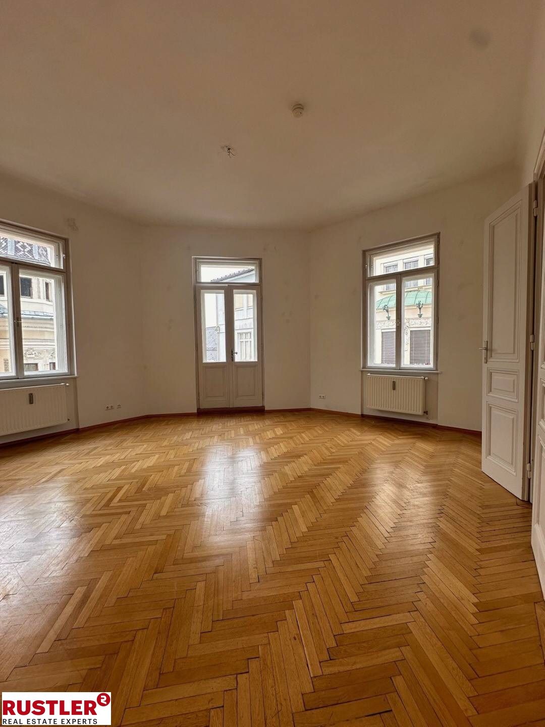 Repräsentative Altbauwohnung im Zentrum mit Balkon