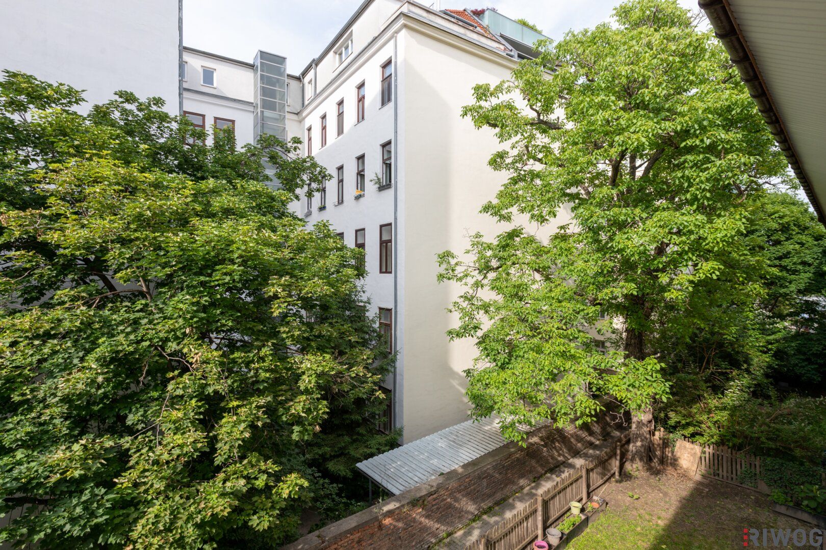 RUHIGE ALTBAUWOHNUNG IN GUTEM ZUSTAND / 2. Stockwerk