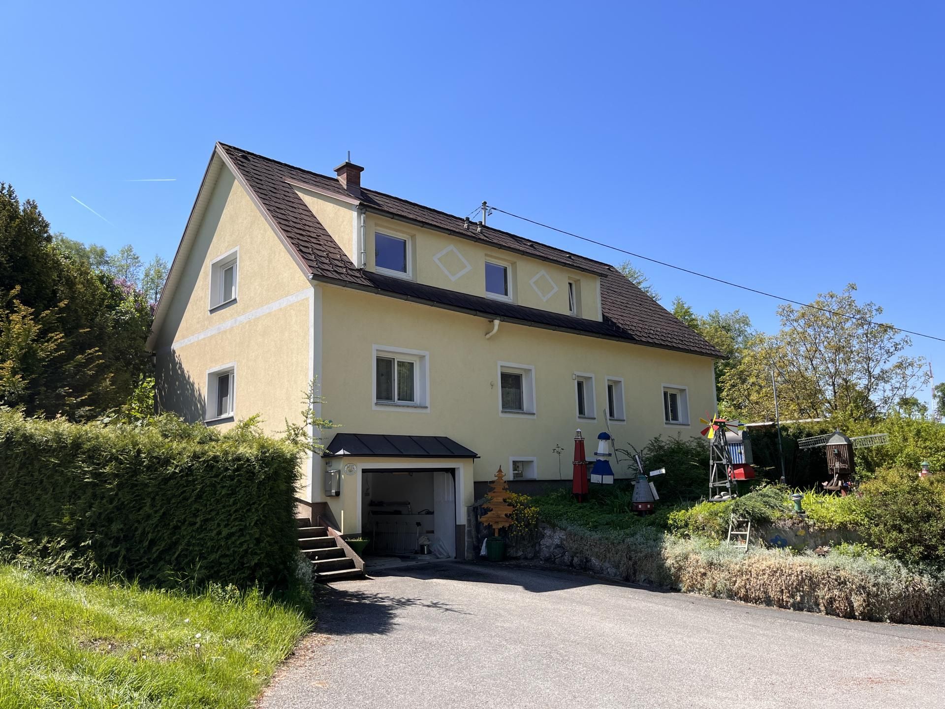 Gepflegtes Haus mit großem Garten in Alleinlage