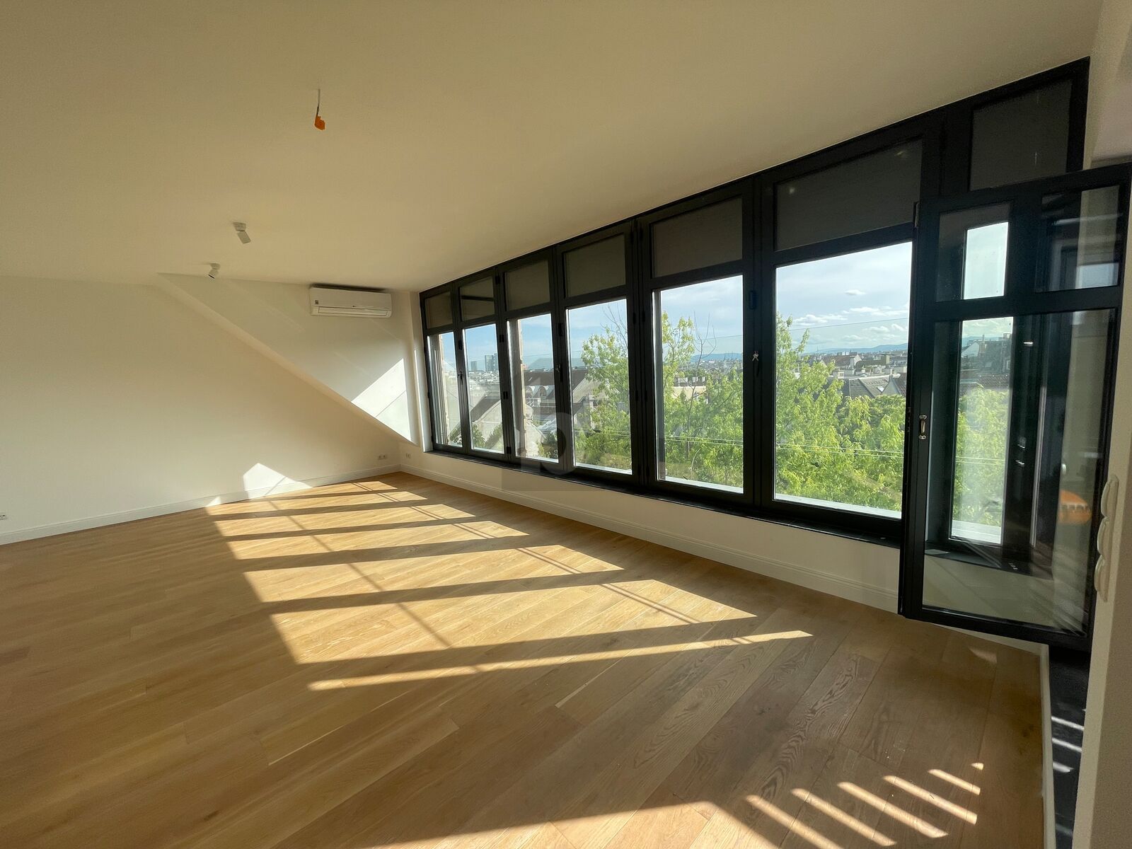 EXKLUSIVES WOHNEN MIT WINTERGARTEN UND DREI ATEMBERAUBENDEN DACHTERRASSEN