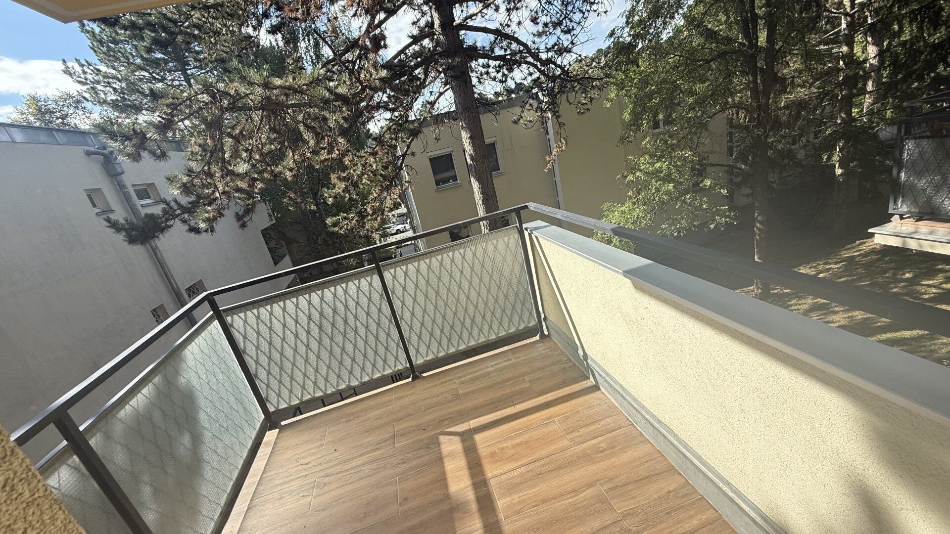 Baumeistergasse: Zwei Zimmer (zenral begehbar) mit separater Küche und Balkon!