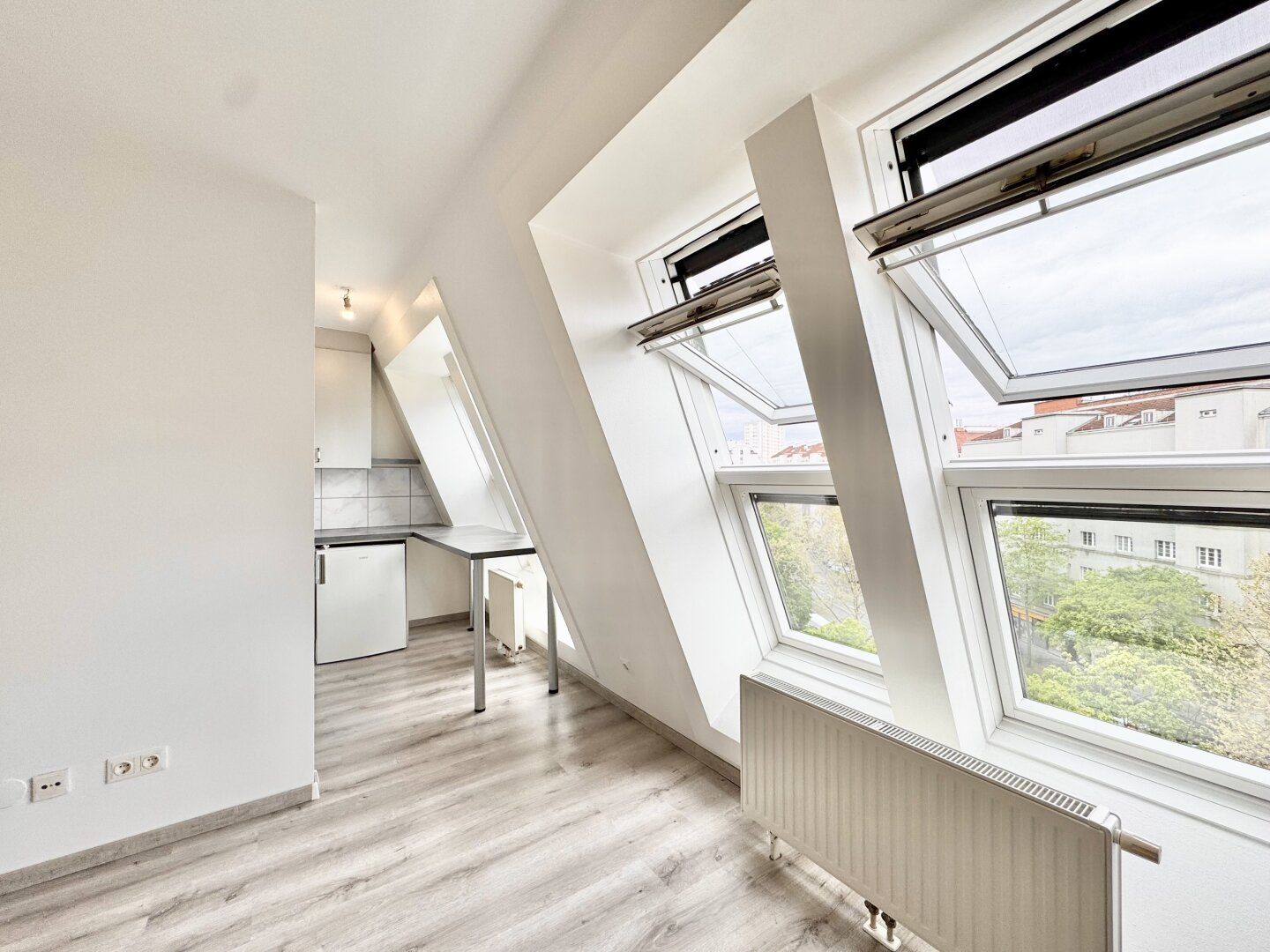 Nähe U1 | 2 Zimmer Dachgeschosswohnung mit Gemeinschaftsdachterrasse