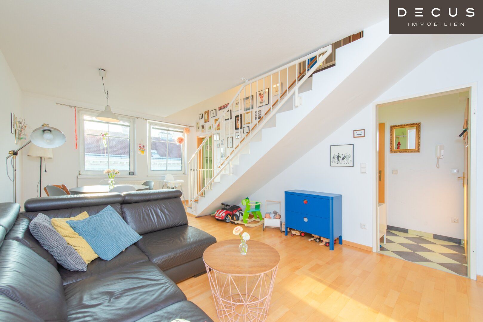 | DACHGESCHOSS-WOHNUNG | TIEFGARAGENSTELLPLATZ INKLUDIERT | MAISONETTE | IDEALE VERKEHRSANBINDUNG | U3 ENKPLATZ