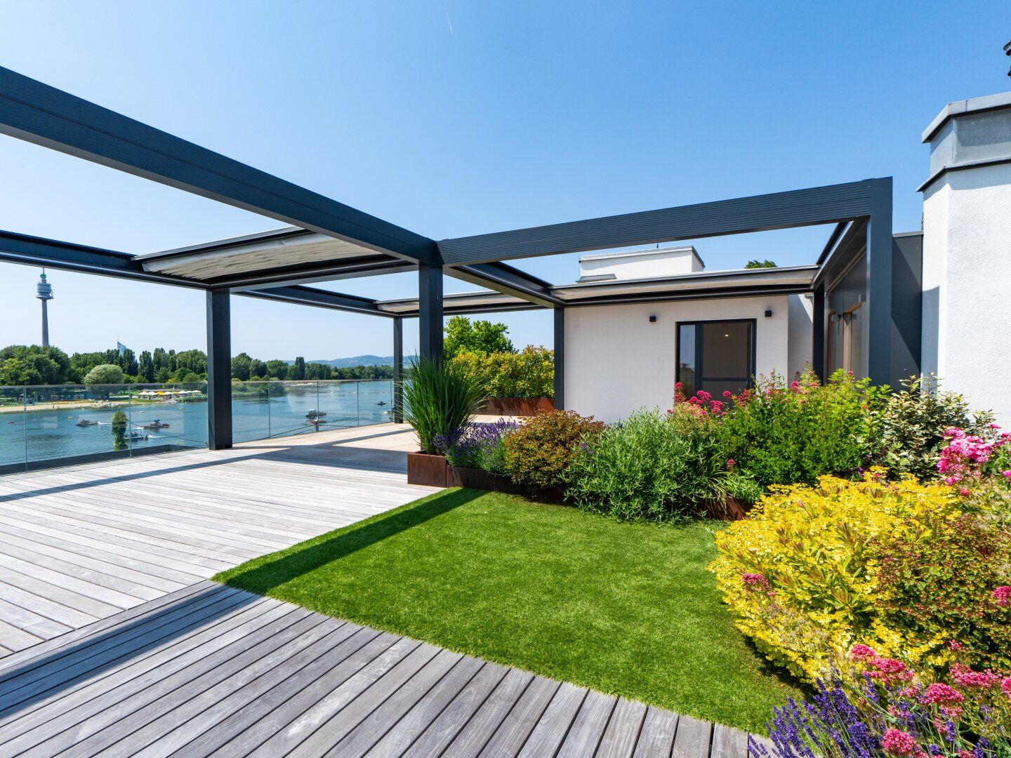 Lebensqualität auf höchstem Niveau! Penthouse mit über 400 m² Fläche zum Leben & Genießen in Bestlage an der Alten Donau - unverbaubarer Blick aufs Wasser inklusive!