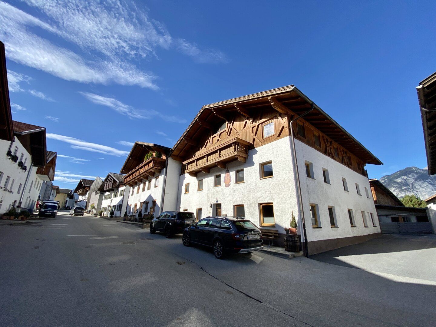 Zwei separate Wohnungen im Generationshaus + Möglichkeit zum Ausbauen, Garage, Autoabstellplätze und viel Platz im wunderschönen Götzens!