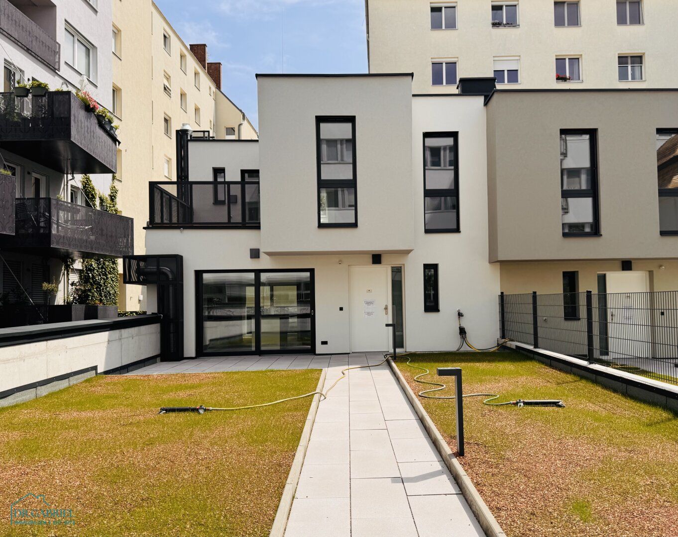 MODERNE TOWNHOUSES MIT EIGENGARTEN BEIM ROCHUSMARKT - ERSTBEZUG
