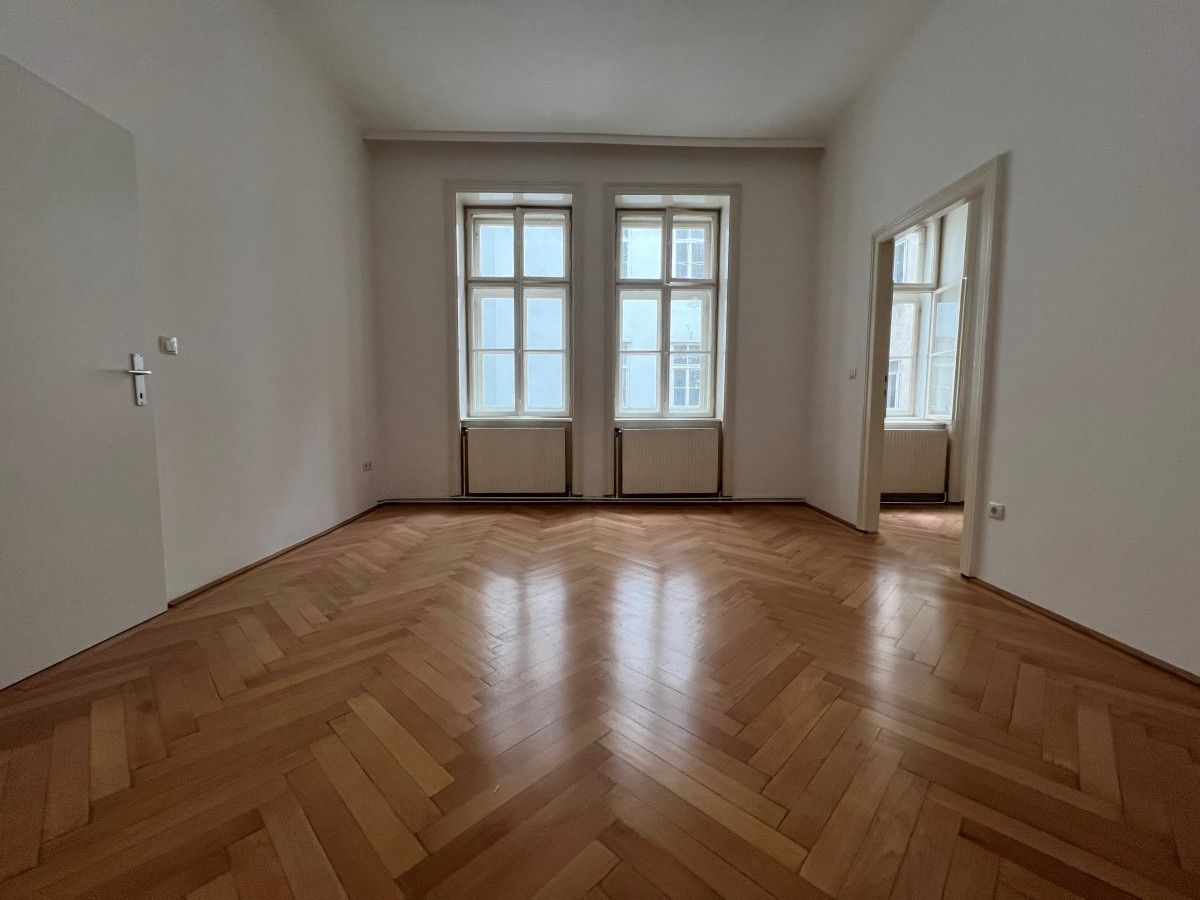 ZWEI ZIMMER Wohnung im 1. Liftstock