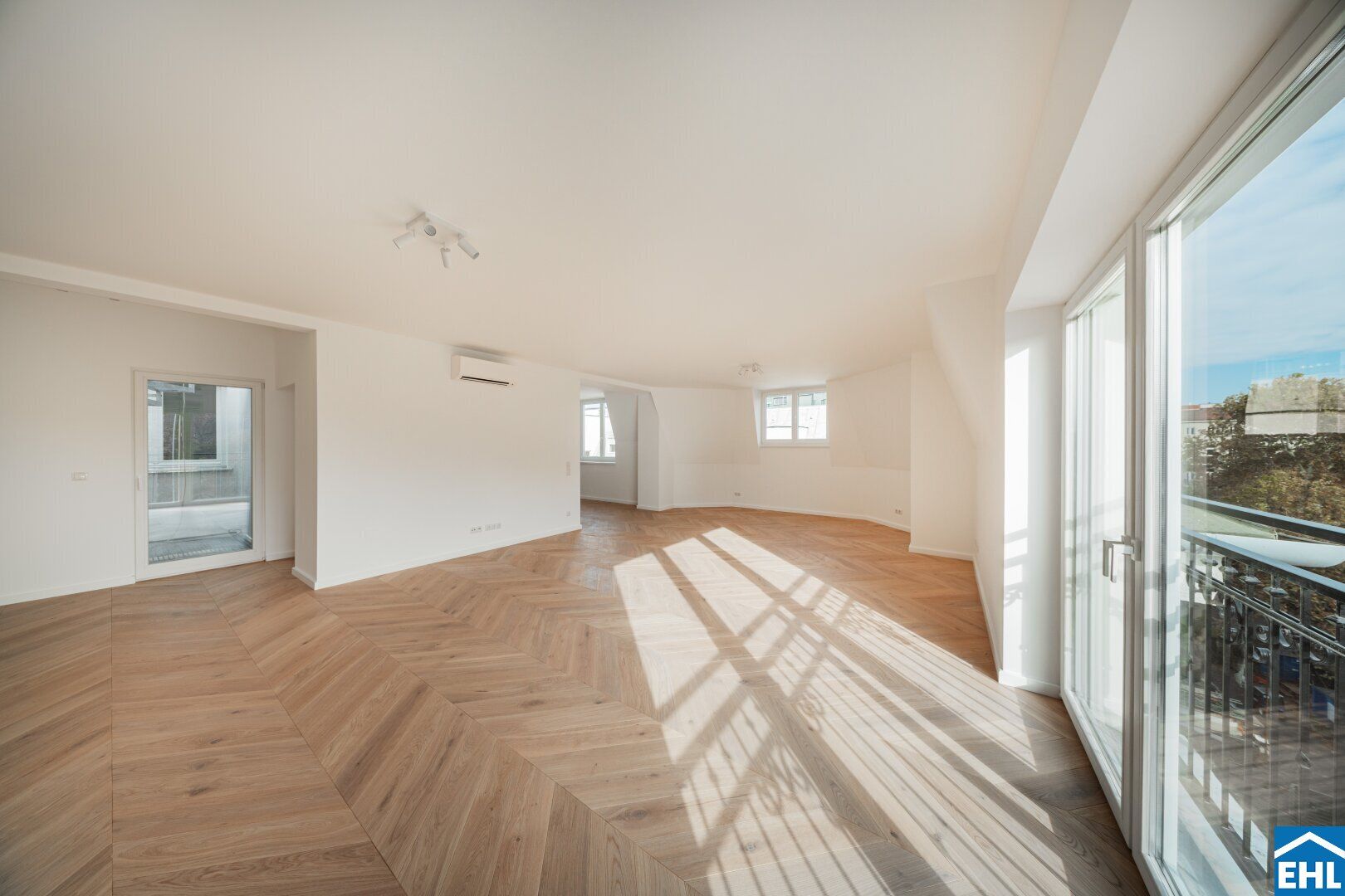 Wunderschöne 5-Zimmer-Dachgeschosswohnung - Erstbezug mit großer Dachterrasse!