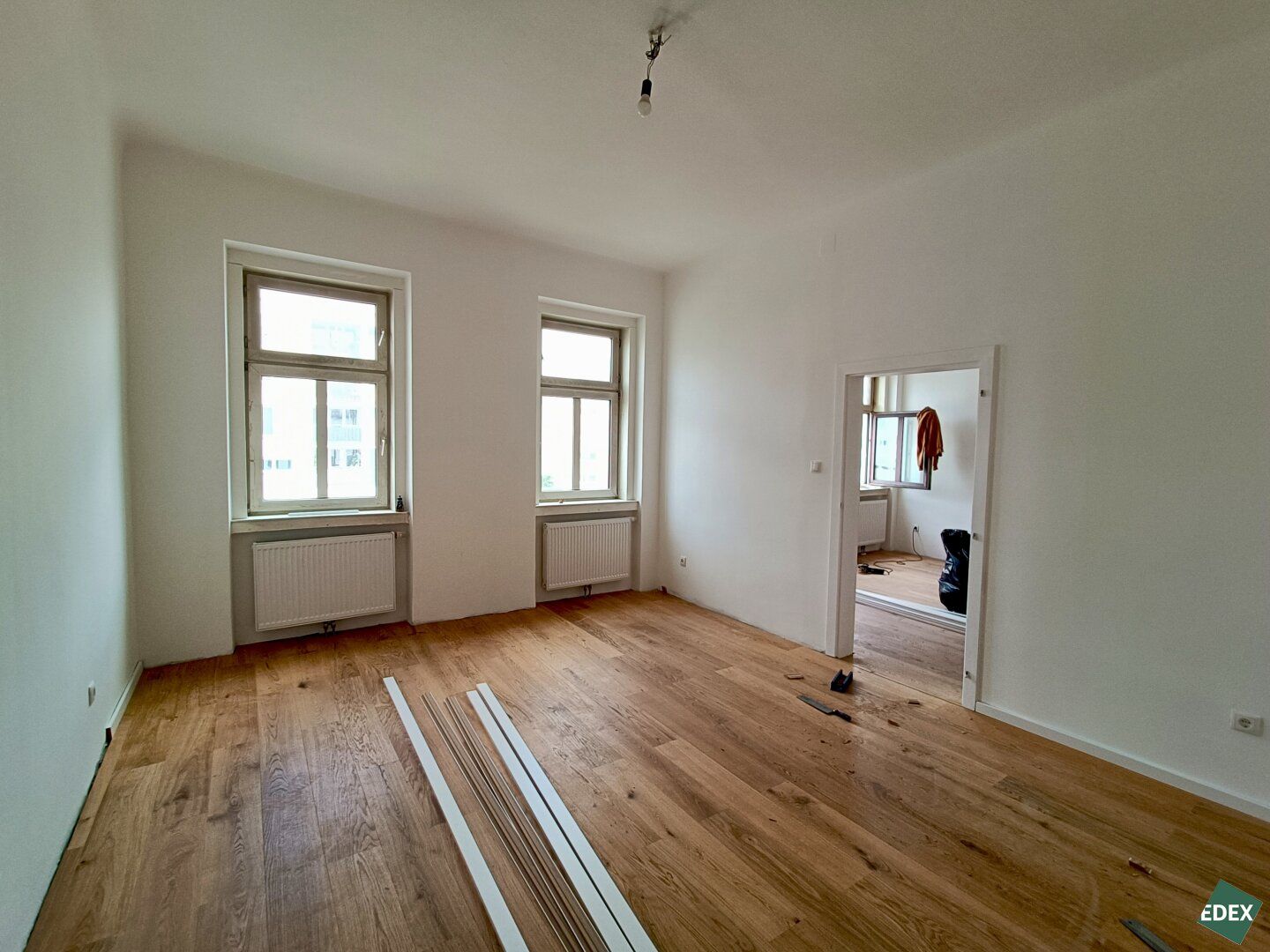 Erstbezug nach Sanierung: Helle 2,5-Zimmer-Altbau-Wohnung mit Balkonmöglichkeit