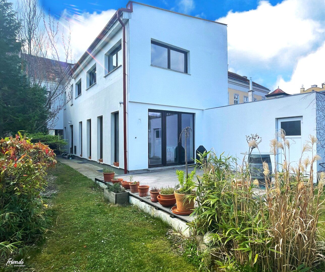 Zentrales Stadthaus mit Geschichte und großem Gartengrundstück