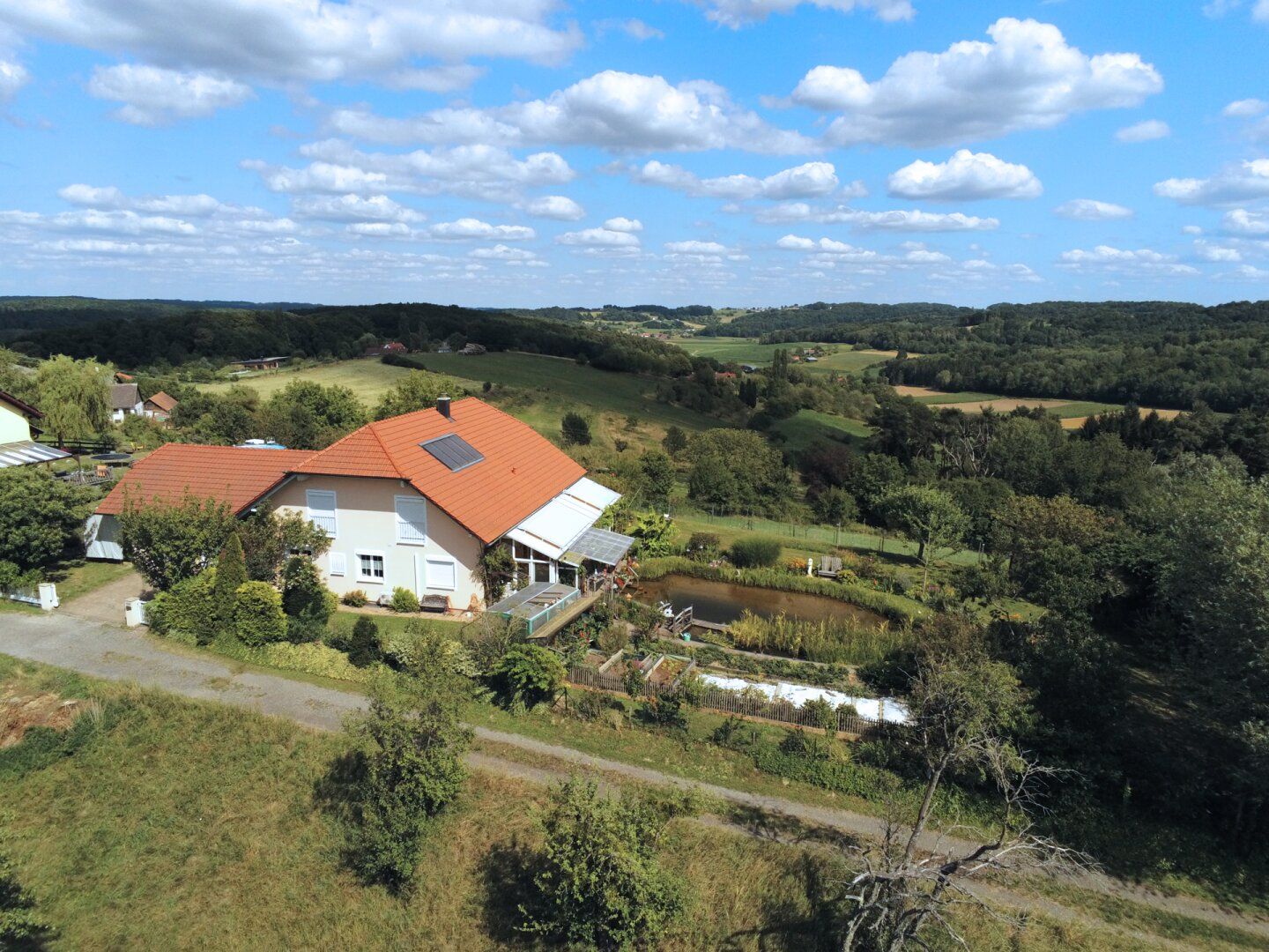 Großzügiges Haus in absoluter Ruhelage mit Schwimmteich