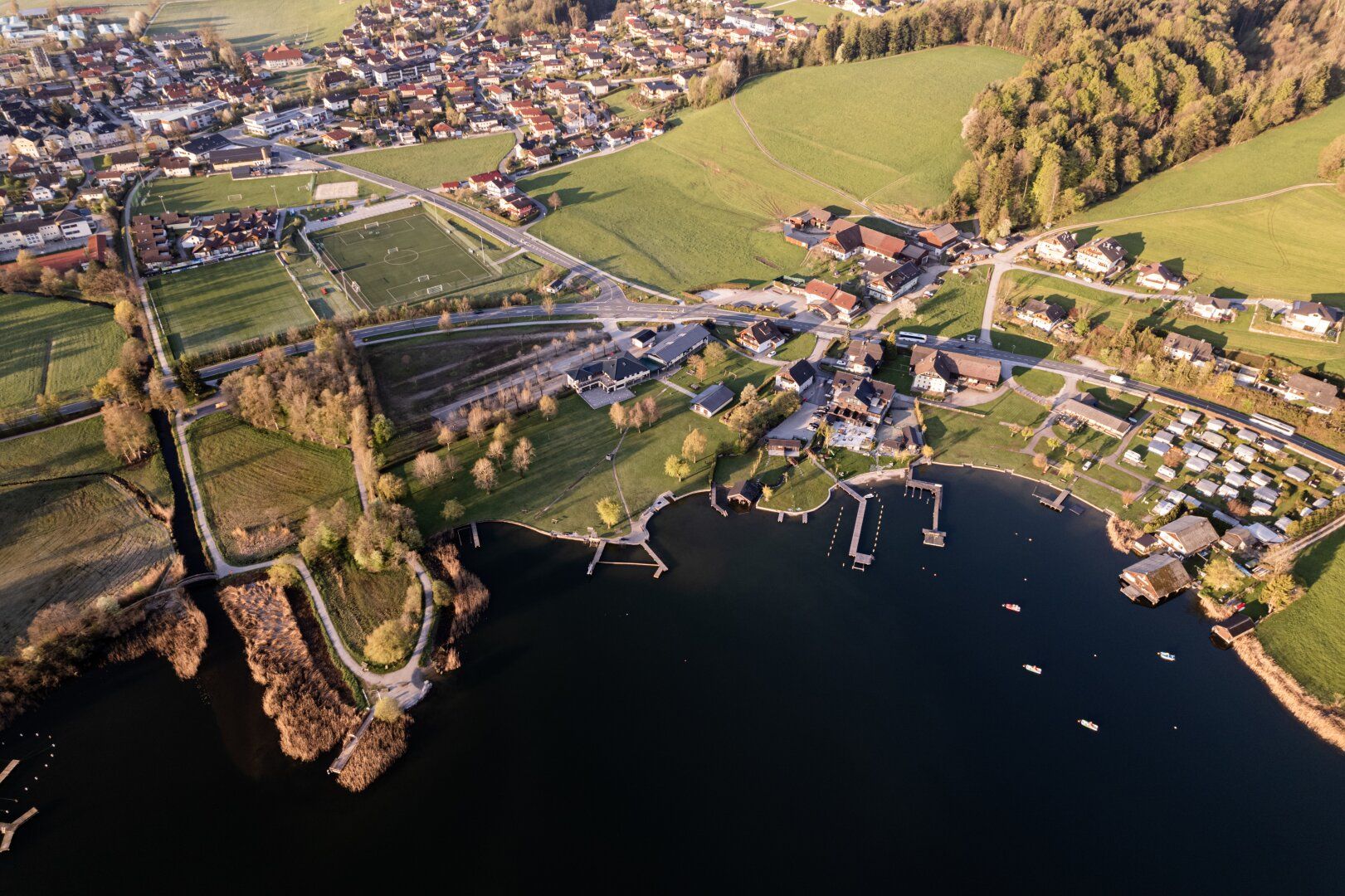 Seedomizil in Bestlage am Obertrumer See: Großzügige Erstbezugs-Terrassenwohnung mit eigenem Badehaus und Steg!