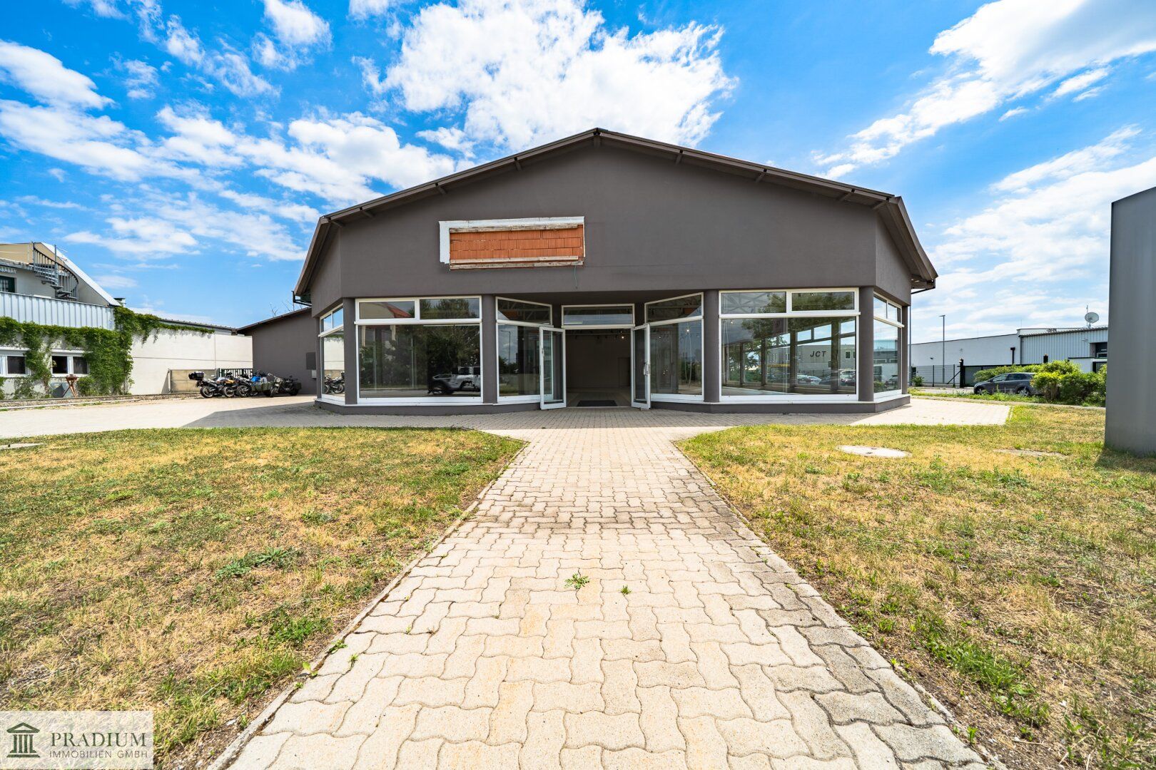 Alles unter einem Dach - repräsentativer Showroom, Lager, Werkstatt & Büro im Industriegebiet Wiener Neustadt