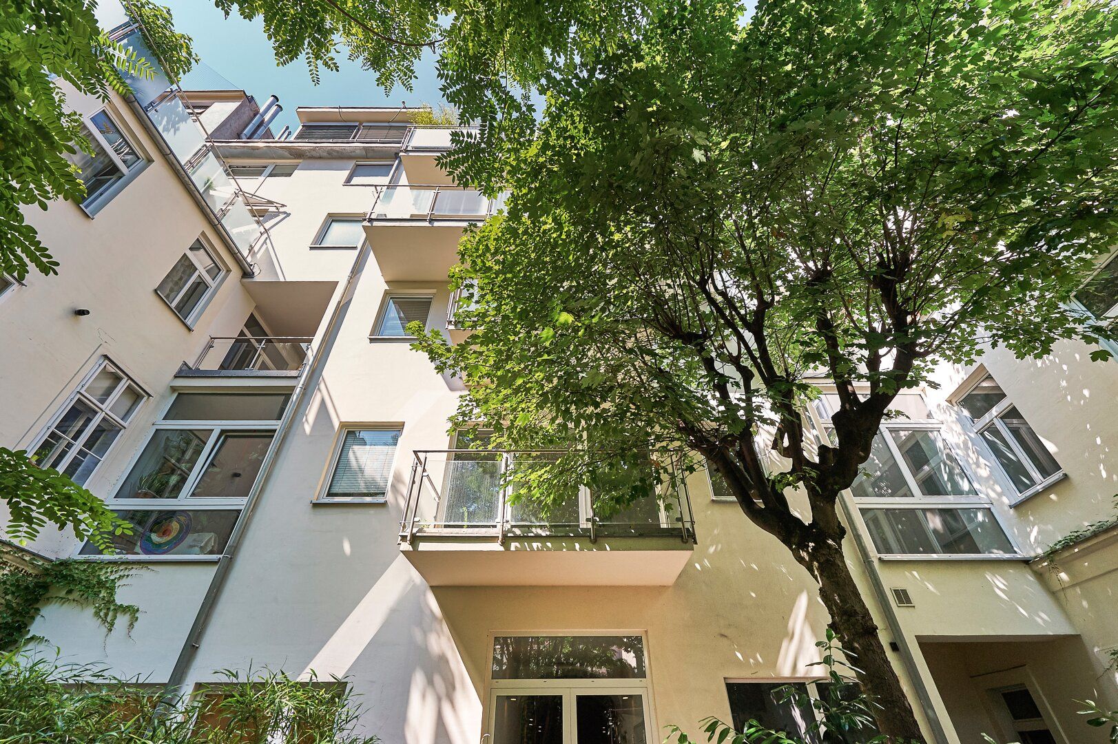 Neuwertige Zwei-Zimmer-Altbauwohnung mit herrlicher Terrasse und Loggia direkt beim Naschmarkt