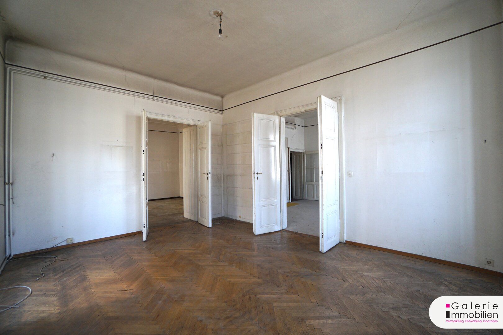 Naschmarkt - sonnige, sanierungsbedürftige Eckwohnung