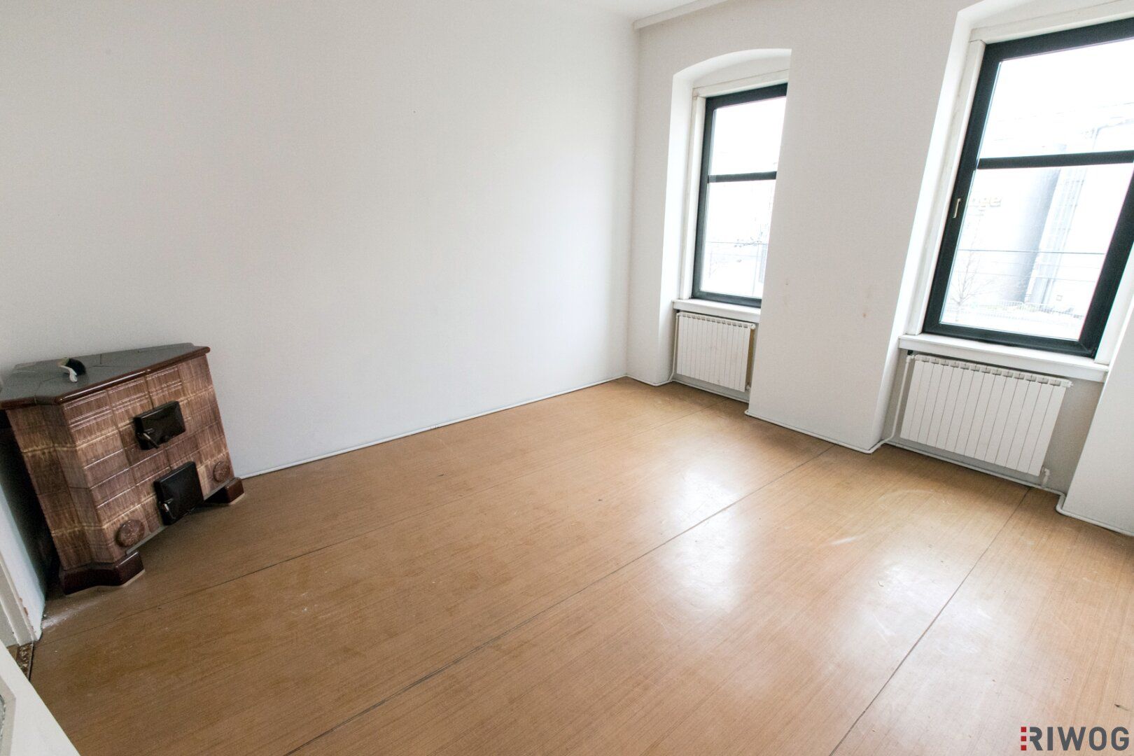 Sanierungsbedürftige Altbauwohnung | ca. 3,50 m Raumhöhe | Zimmer/Schlafzimmer in den Innenhof gerichtet