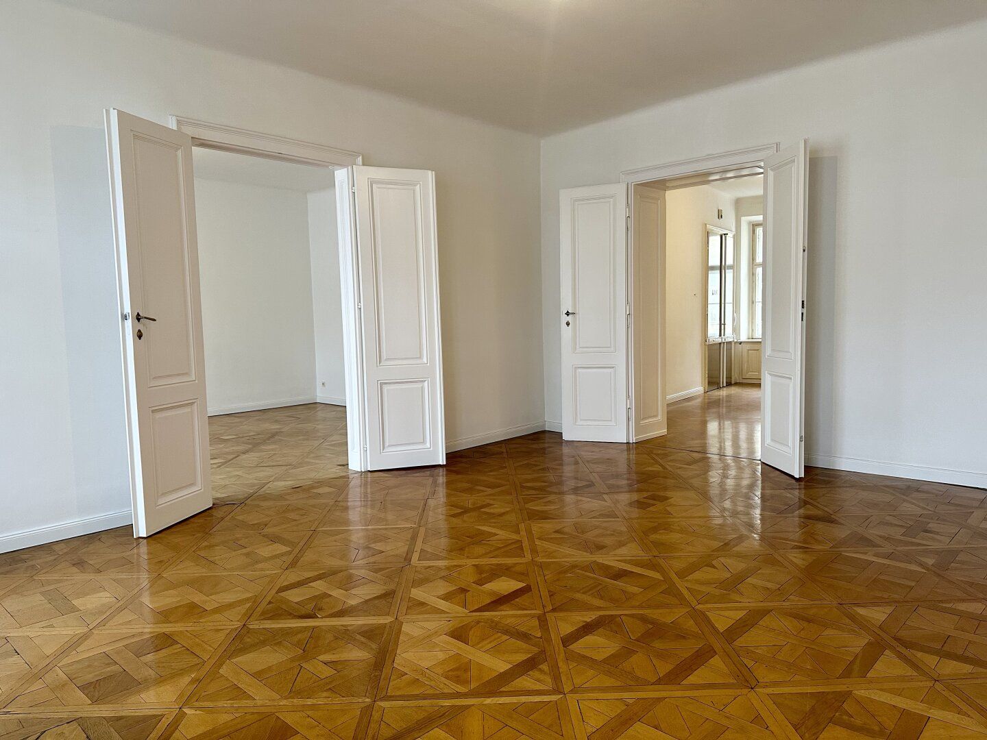 Wohnen mit Blick auf die Karlskirche - Residieren im klassischen Wiener Altbau