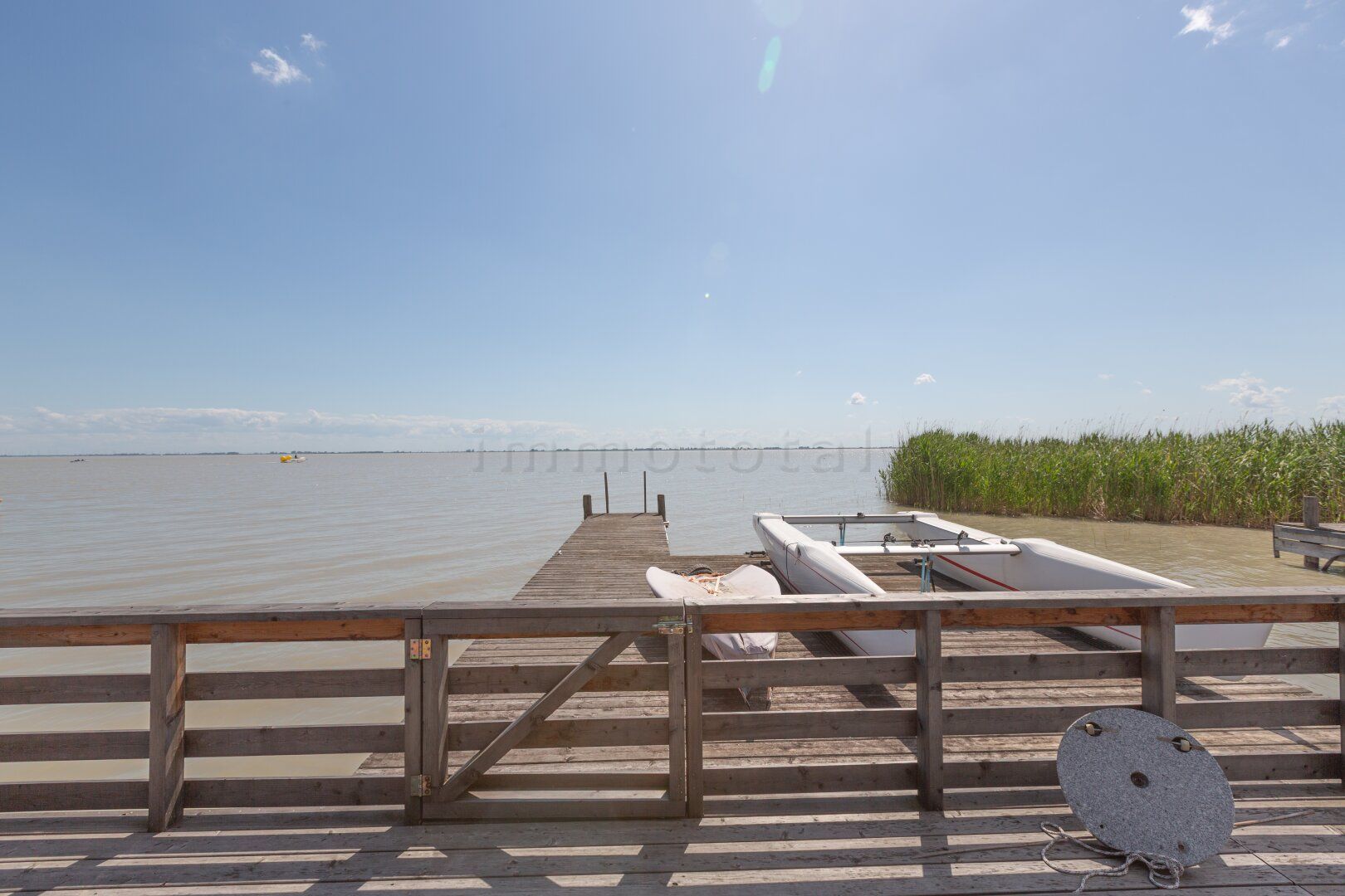Flachdach-Seehütte in Toplage am offenen See