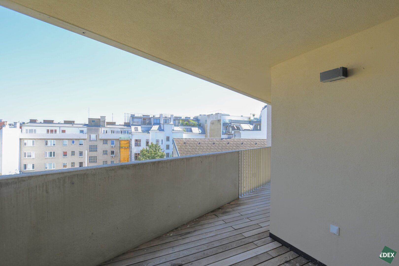 Wohnen mit Stil: Loggia trifft auf ruhige Hoflage