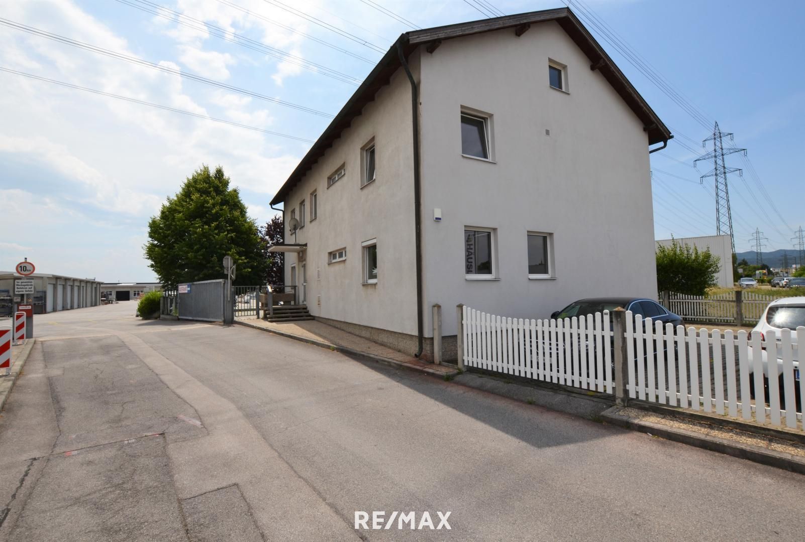 Miethaus mit Parkplätzen im Gewerbegebiet Wiener Neudorf