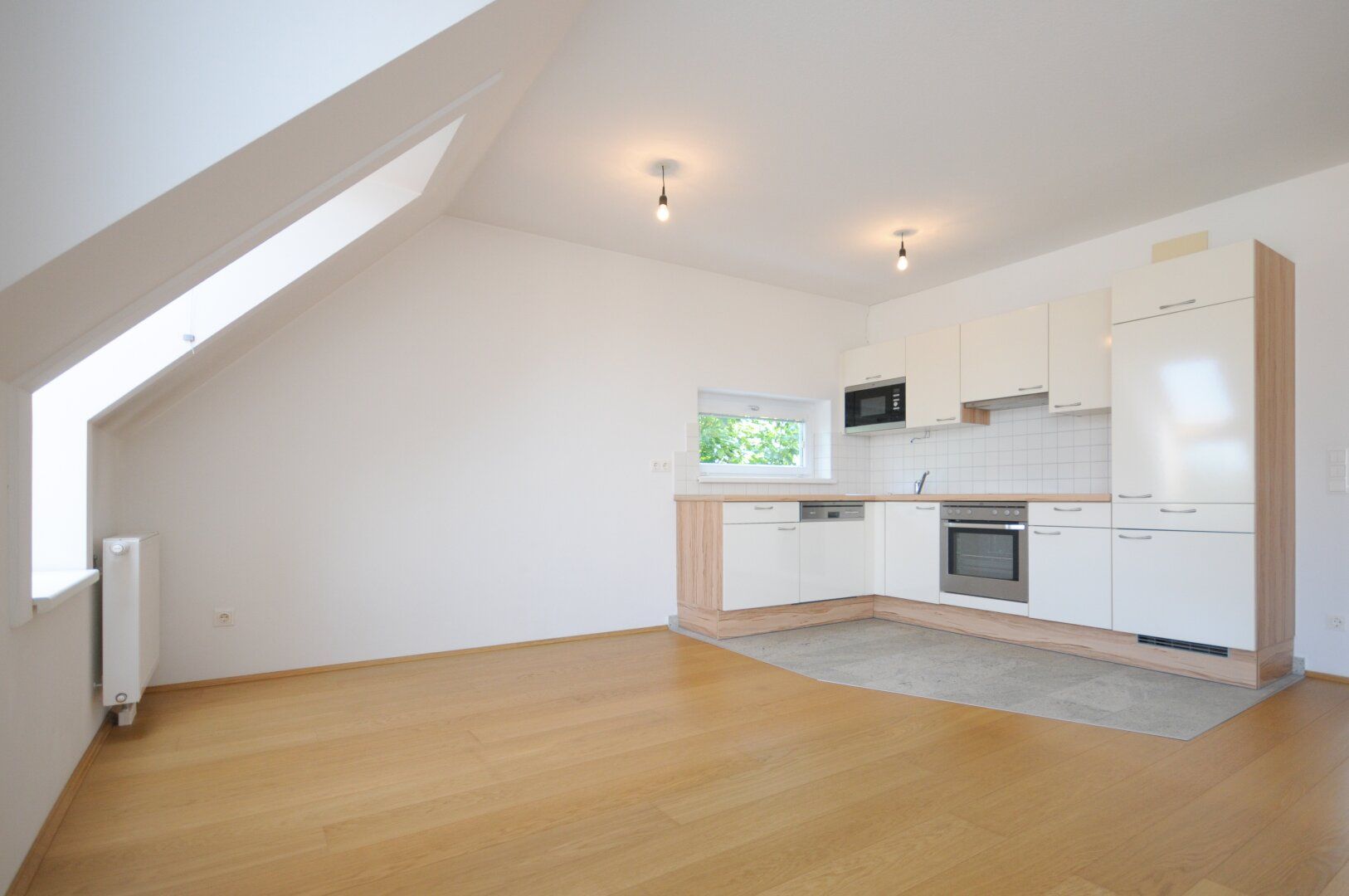 SONNIGE DACHGESCHOSSWOHNUNG NAHE HANUSCH KRANKENHAUS