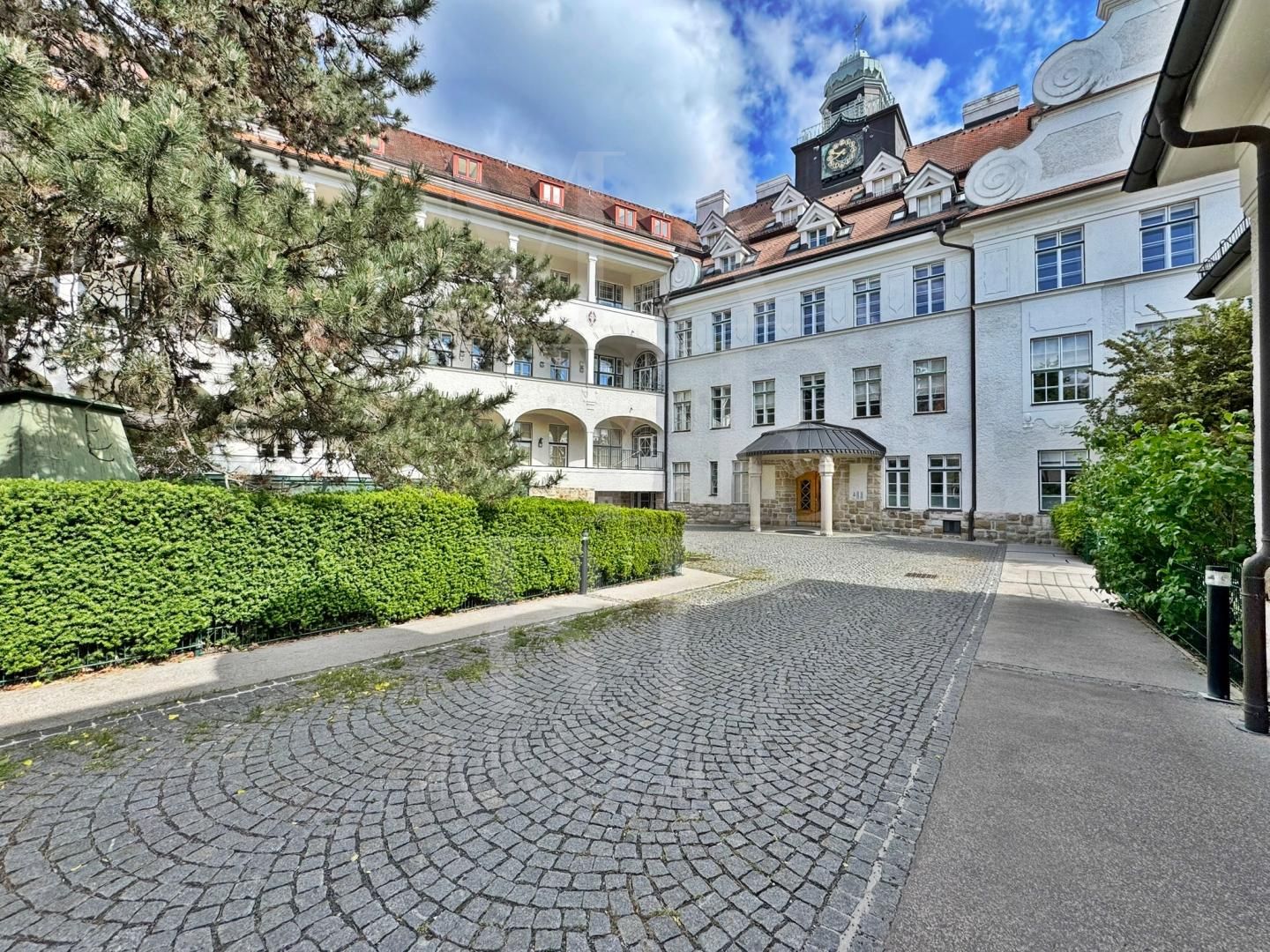 Exklusive Wohnung mit Dachterrasse, Pool, Wellnessbereich und Garagenplatz