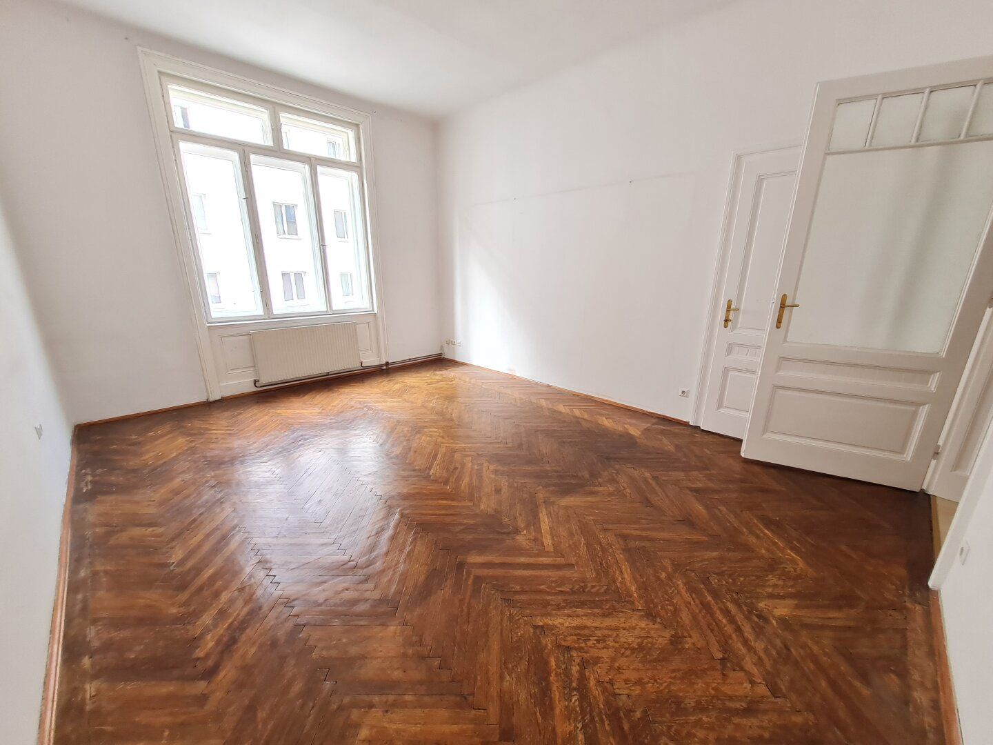 NÄHE HAUPTBAHNHOF! 2,5 ZIMMER ALTBAUWOHNUNG! RENOVIERUNGSBEDÜRFTIG!