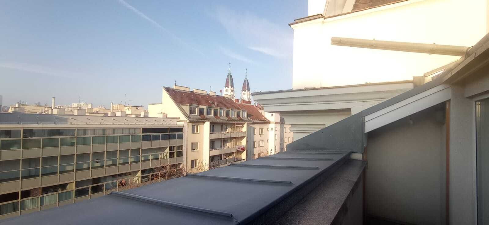 Moderne, sehr helle Dachgeschosswohnung mit sonniger Terrasse - 2er WG-tauglich - vis a vis U3 Station Enkplatz gelegen!