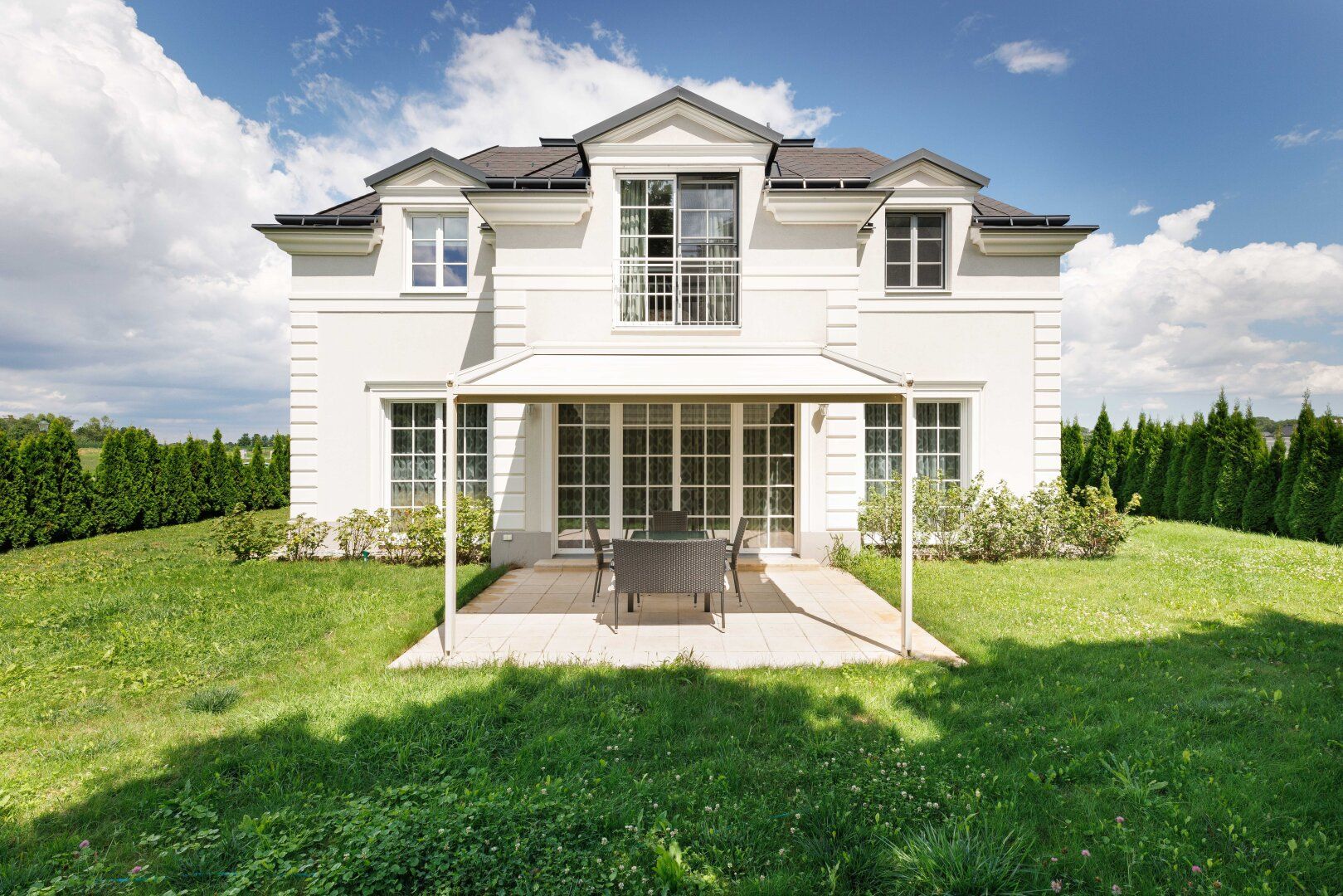 FAST ERSTBEZUG! Villa in Fontana zu verkaufen!