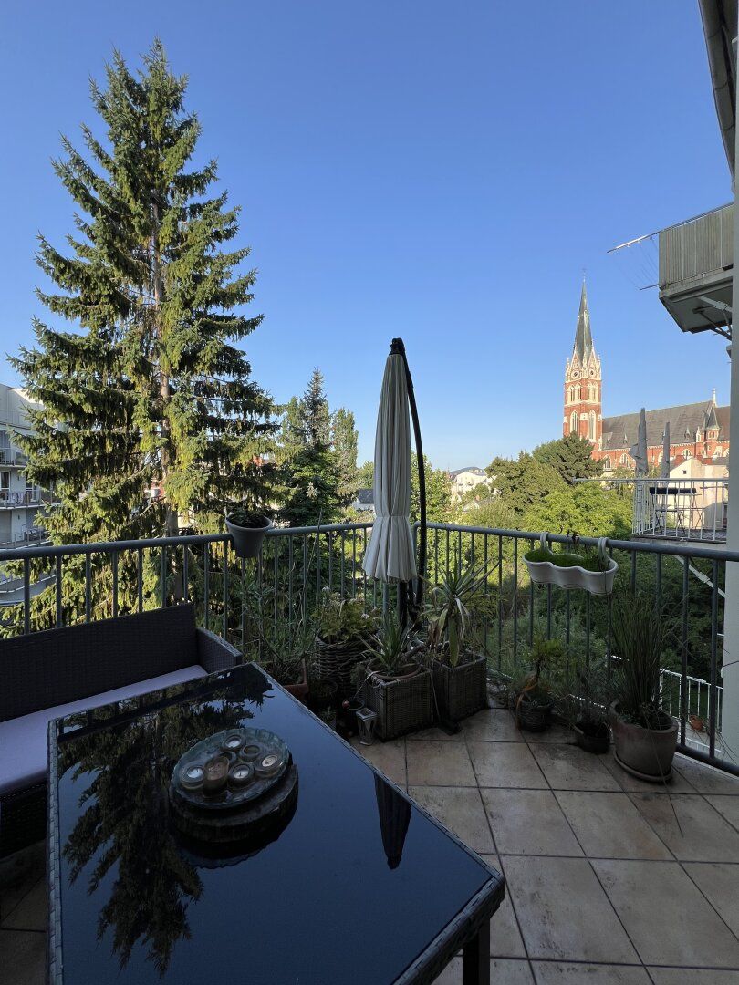 Altbau-Wohntraum mit Blick auf die Herz Jesu Kirche
