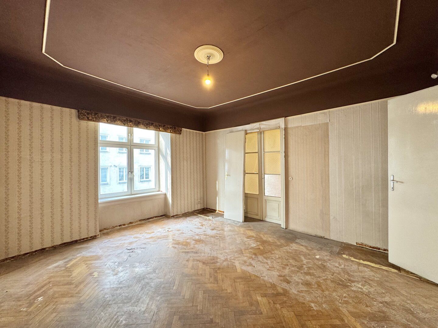 Toplage bei Neubaugasse und Mariahilfer Straße! Sanierungsbedürftiger 3-Zimmer-Altbau im 2. Stock